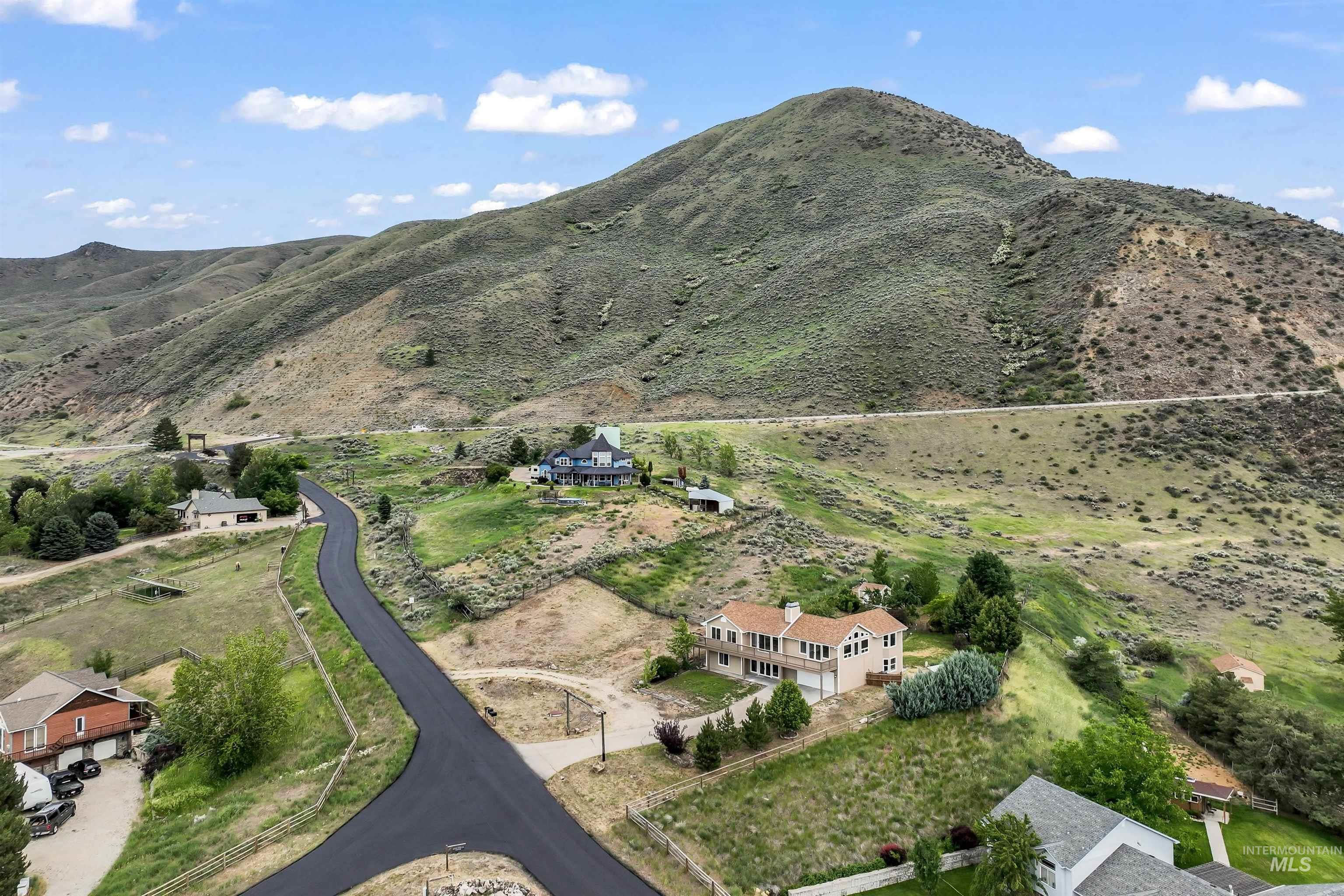 25 Horseshu Vue Circle, Horseshoe Bend, Idaho 83629, 4 Bedrooms, 3.5 Bathrooms, Residential For Sale, Price $831,900, 98951281