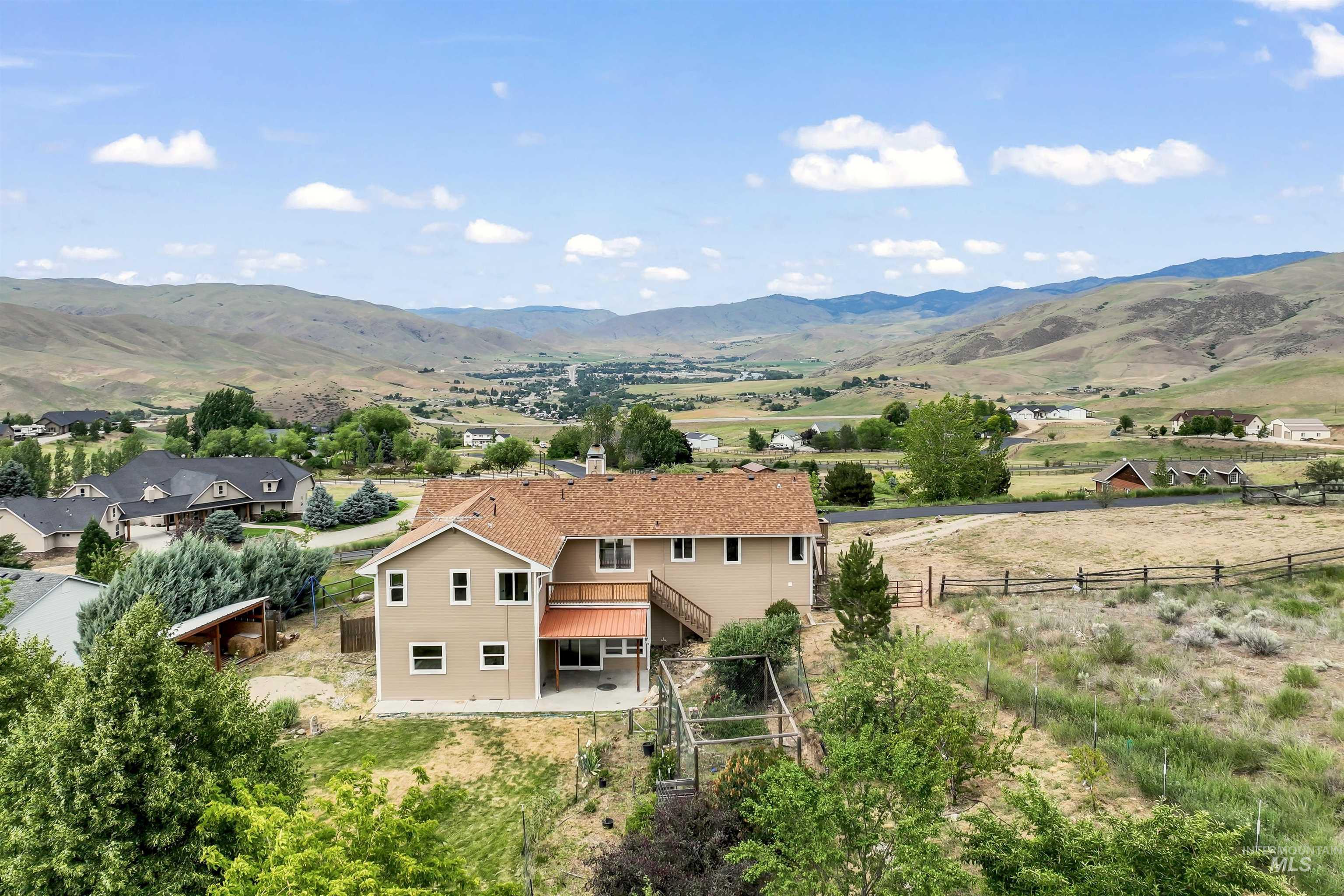 25 Horseshu Vue Circle, Horseshoe Bend, Idaho 83629, 4 Bedrooms, 3.5 Bathrooms, Residential For Sale, Price $831,900, 98951281