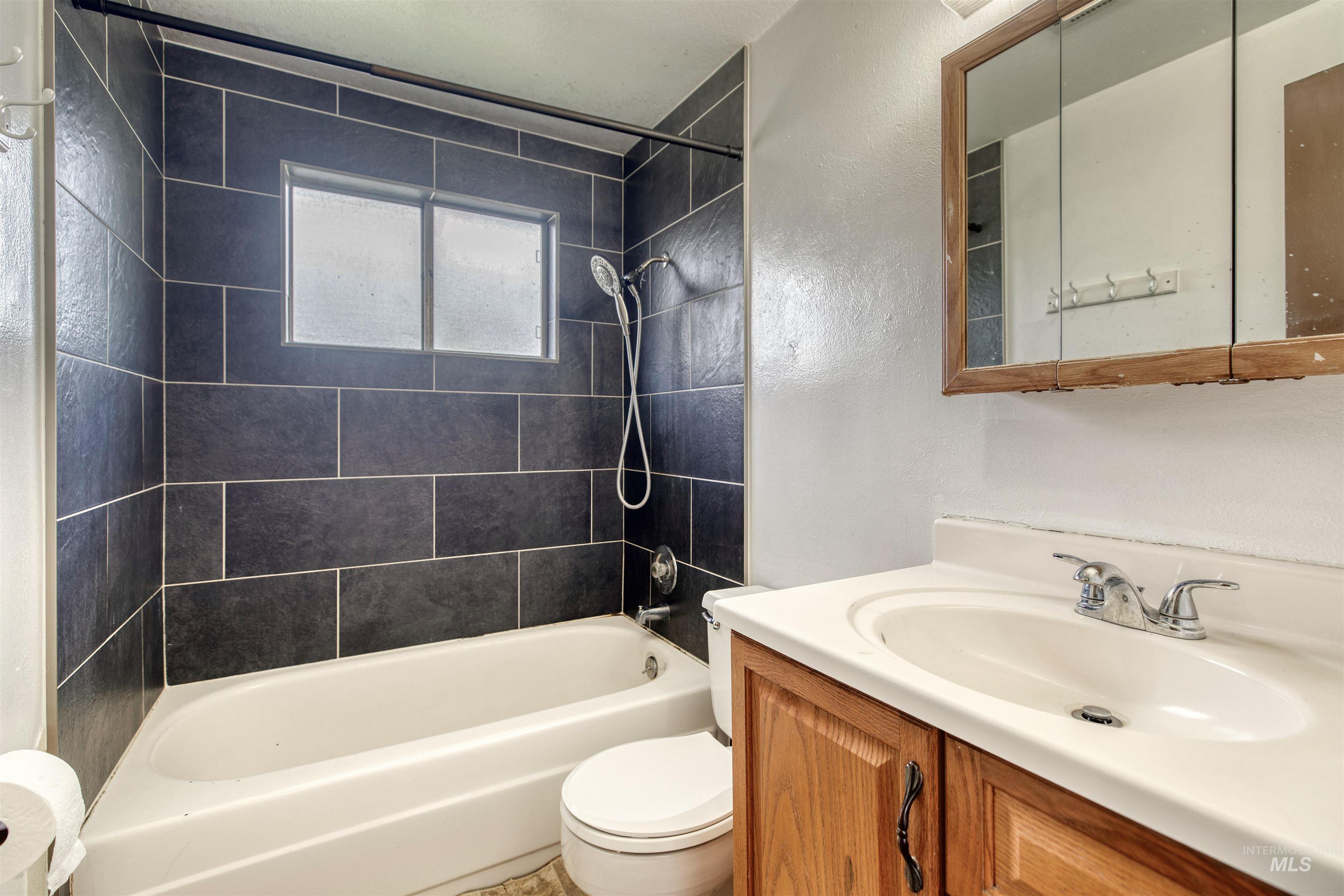 345/347 NW 7th St, Ontario, Oregon 97914, 2 Bedrooms, 1 Bathroom, Residential Income For Sale, Price $335,000, 98951288