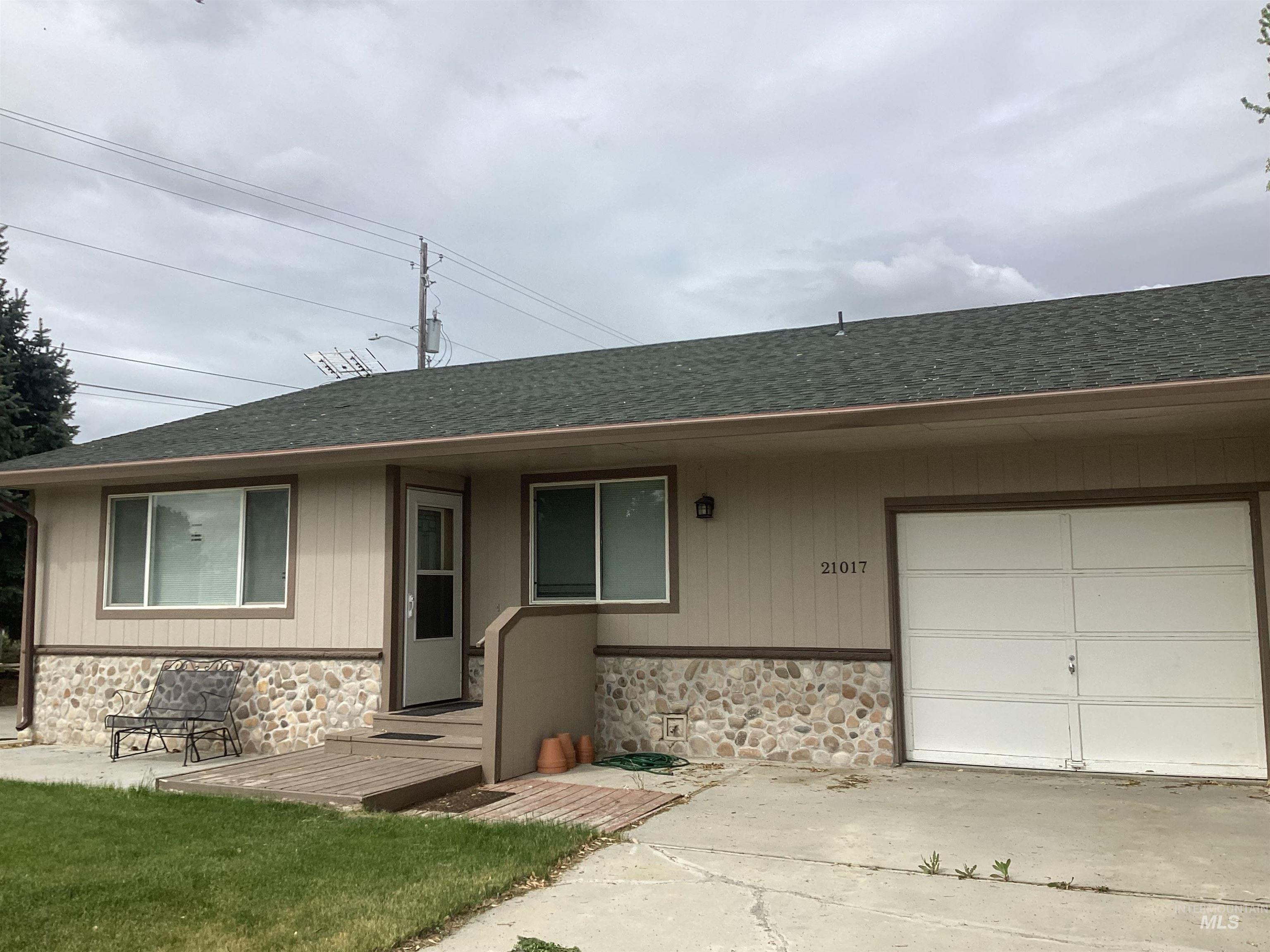 21017 Cottonwood Drive, Greenleaf, Idaho 83626, 3 Bedrooms, 1 Bathroom, Residential For Sale, Price $315,000, 98951331