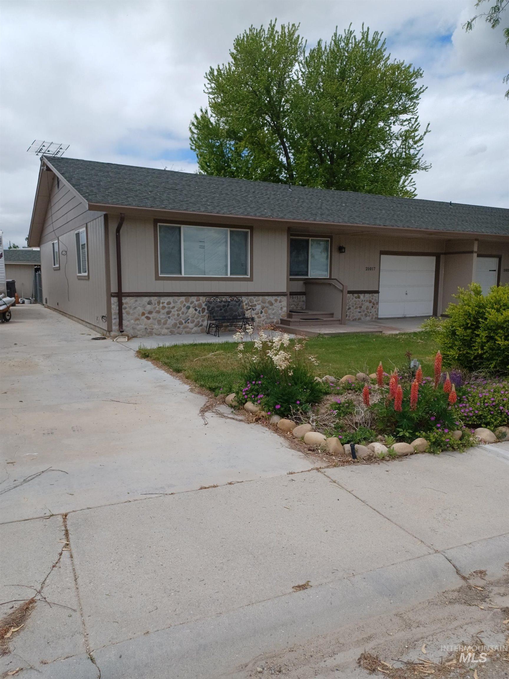 21017 Cottonwood Drive, Greenleaf, Idaho 83626, 3 Bedrooms, 1 Bathroom, Residential For Sale, Price $315,000, 98951331