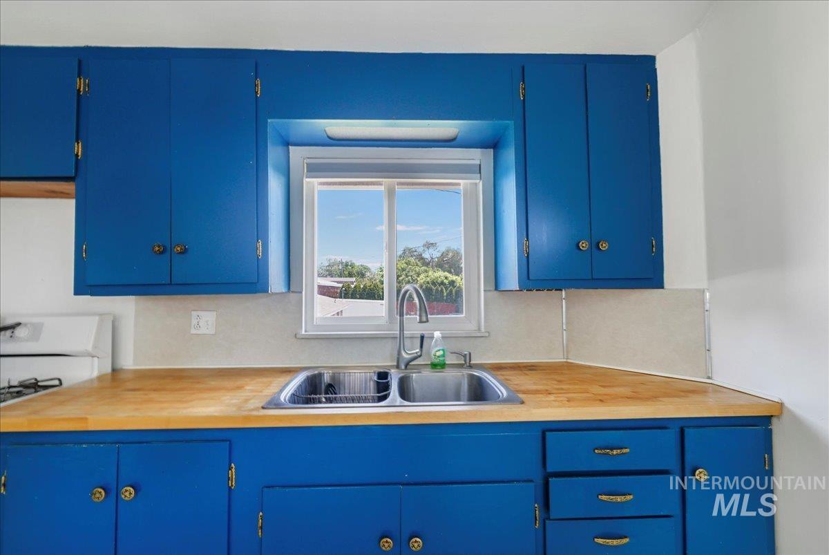 1922 Shoup Ave E, Twin Falls, Idaho 83301, 4 Bedrooms, 2 Bathrooms, Residential Income For Sale, Price $439,000, 98951348