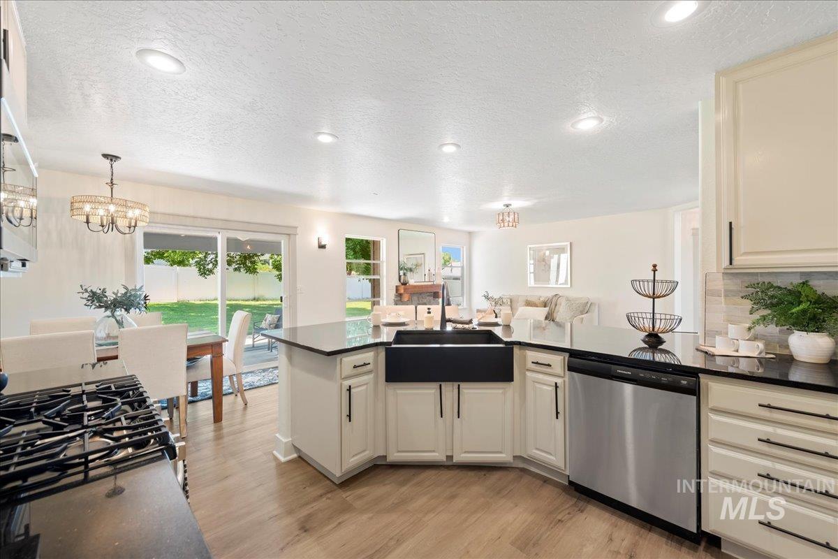 22798 Elsie St, Caldwell, Idaho 83607, 6 Bedrooms, 3 Bathrooms, Residential For Sale, Price $589,900, 98951417