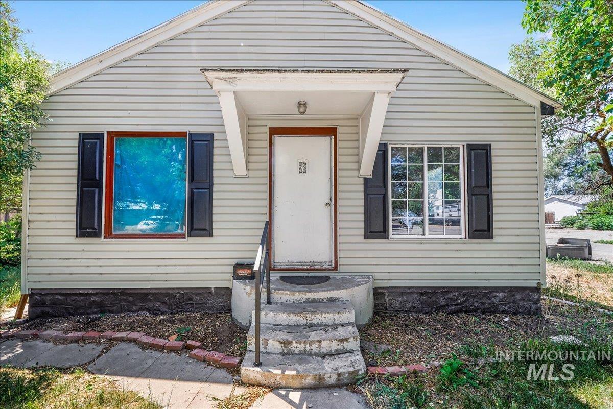 202 E 2nd St, Shoshone, Idaho 83352, 5 Bedrooms, 2 Bathrooms, Residential For Sale, Price $315,000, 98951571