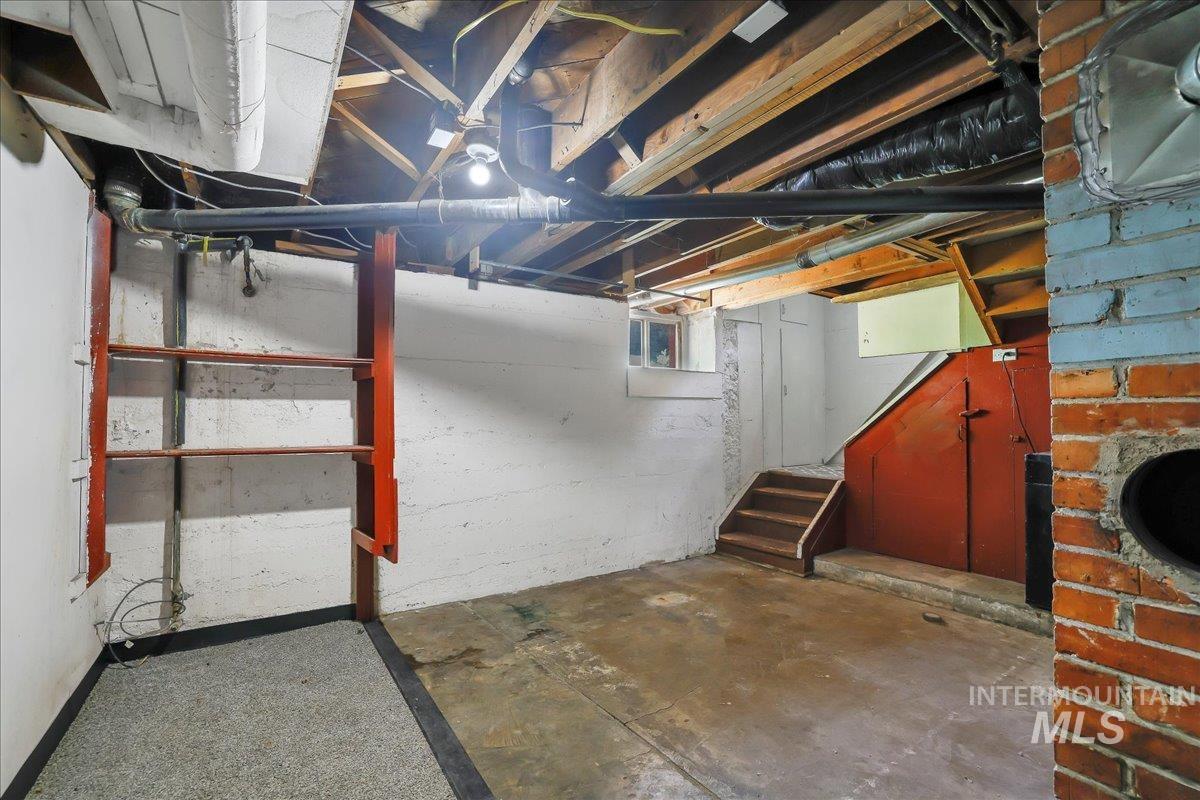 202 E 2nd St, Shoshone, Idaho 83352, 5 Bedrooms, 2 Bathrooms, Residential For Sale, Price $315,000, 98951571