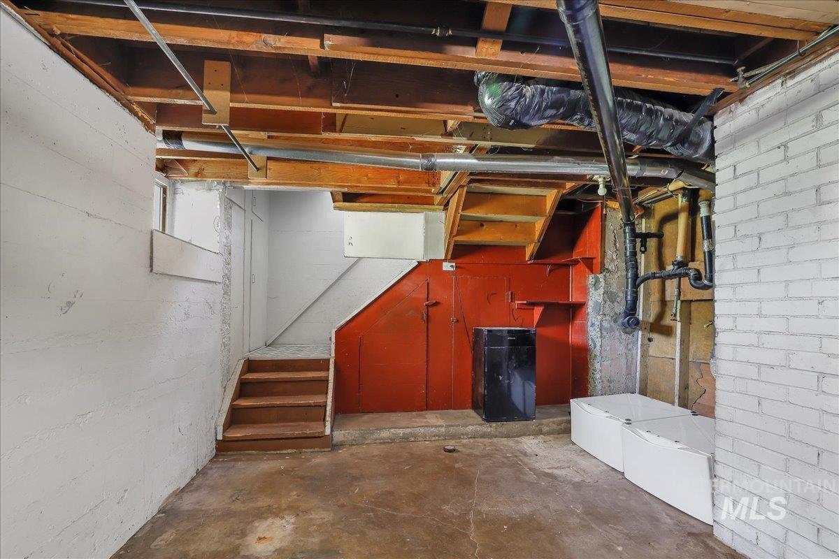 202 E 2nd St, Shoshone, Idaho 83352, 5 Bedrooms, 2 Bathrooms, Residential For Sale, Price $315,000, 98951571