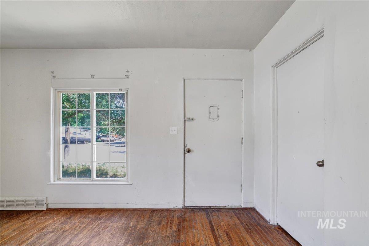 202 E 2nd St, Shoshone, Idaho 83352, 5 Bedrooms, 2 Bathrooms, Residential For Sale, Price $315,000, 98951571