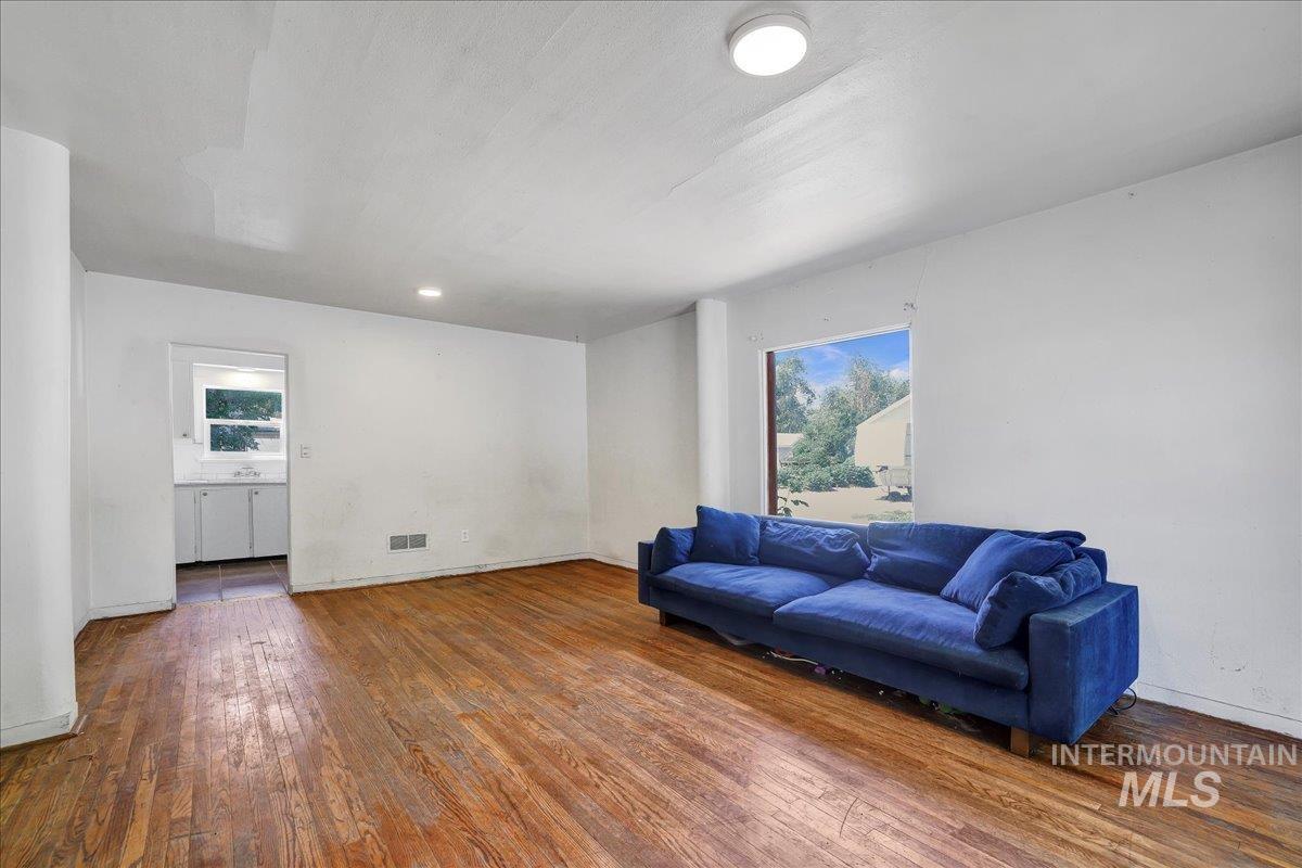 202 E 2nd St, Shoshone, Idaho 83352, 5 Bedrooms, 2 Bathrooms, Residential For Sale, Price $315,000, 98951571