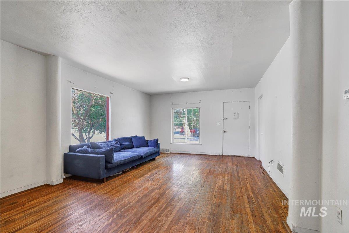 202 E 2nd St, Shoshone, Idaho 83352, 5 Bedrooms, 2 Bathrooms, Residential For Sale, Price $315,000, 98951571