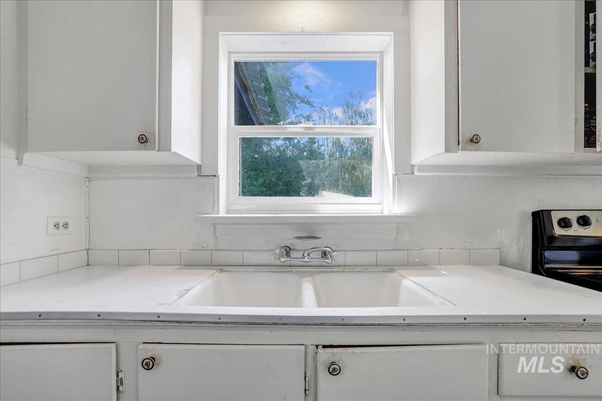 202 E 2nd St, Shoshone, Idaho 83352, 5 Bedrooms, 2 Bathrooms, Residential For Sale, Price $315,000, 98951571