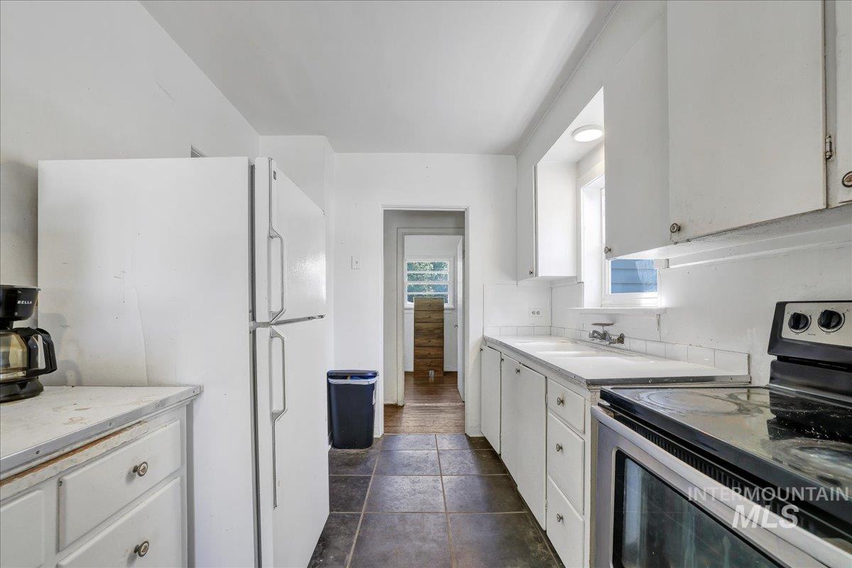 202 E 2nd St, Shoshone, Idaho 83352, 5 Bedrooms, 2 Bathrooms, Residential For Sale, Price $315,000, 98951571