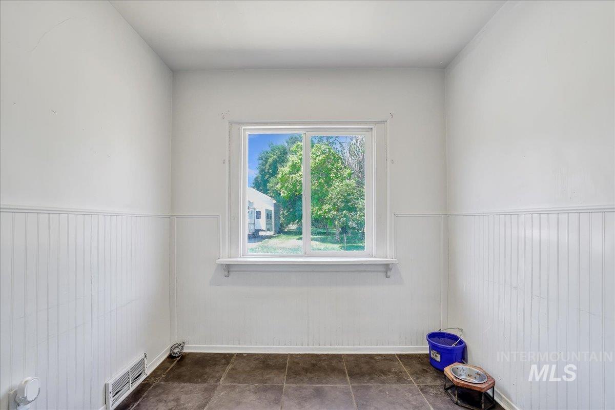 202 E 2nd St, Shoshone, Idaho 83352, 5 Bedrooms, 2 Bathrooms, Residential For Sale, Price $315,000, 98951571