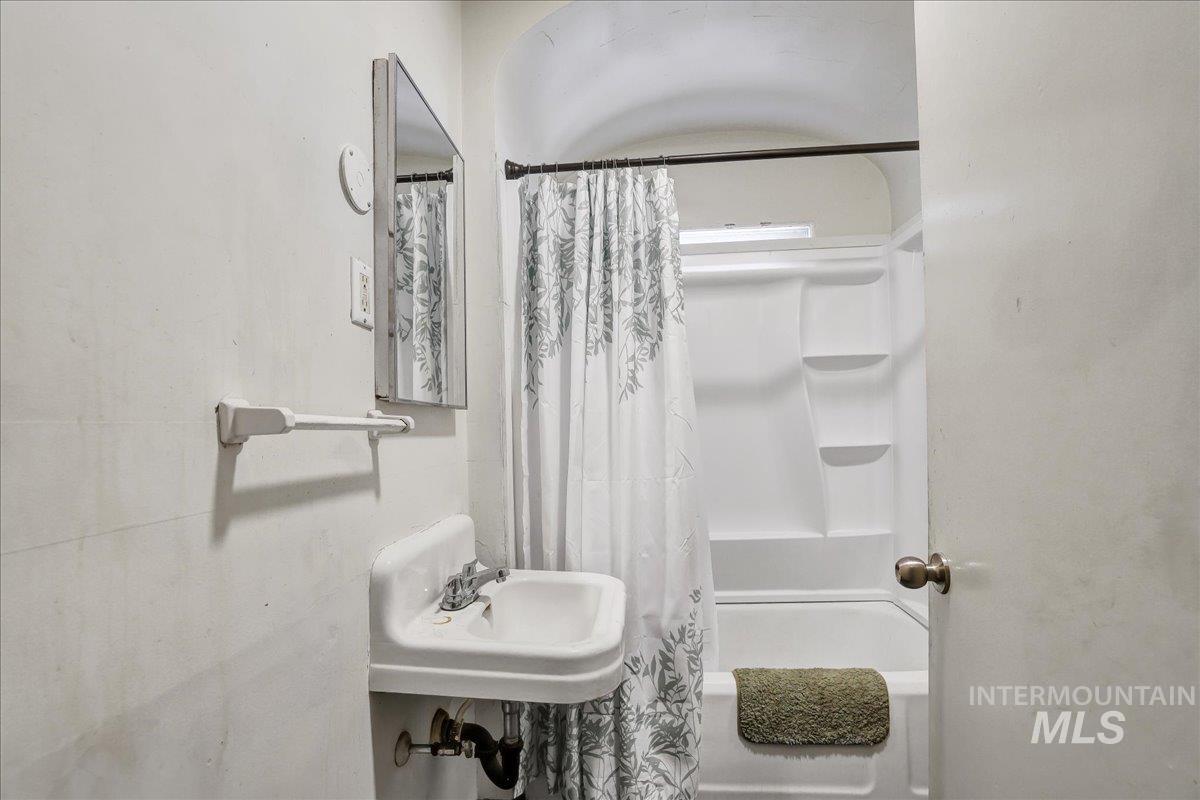 202 E 2nd St, Shoshone, Idaho 83352, 5 Bedrooms, 2 Bathrooms, Residential For Sale, Price $315,000, 98951571