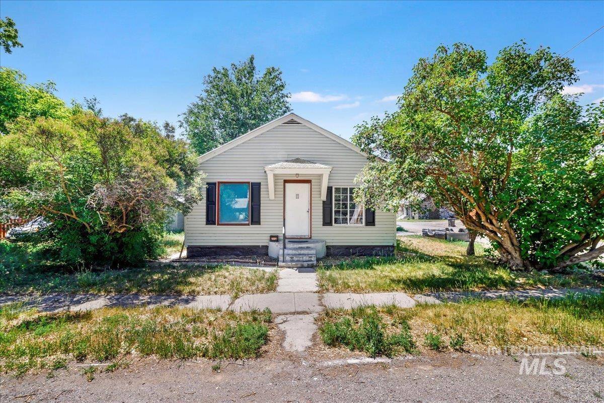 202 E 2nd St, Shoshone, Idaho 83352, 3 Bedrooms, 1 Bathroom, Residential Income For Sale, Price $315,000, 98951573