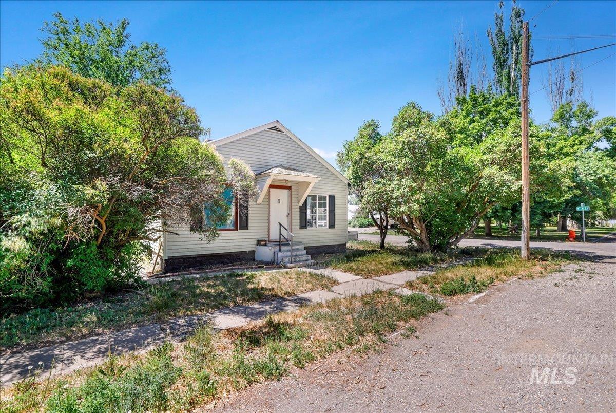 202 E 2nd St, Shoshone, Idaho 83352, 3 Bedrooms, 1 Bathroom, Residential Income For Sale, Price $315,000, 98951573