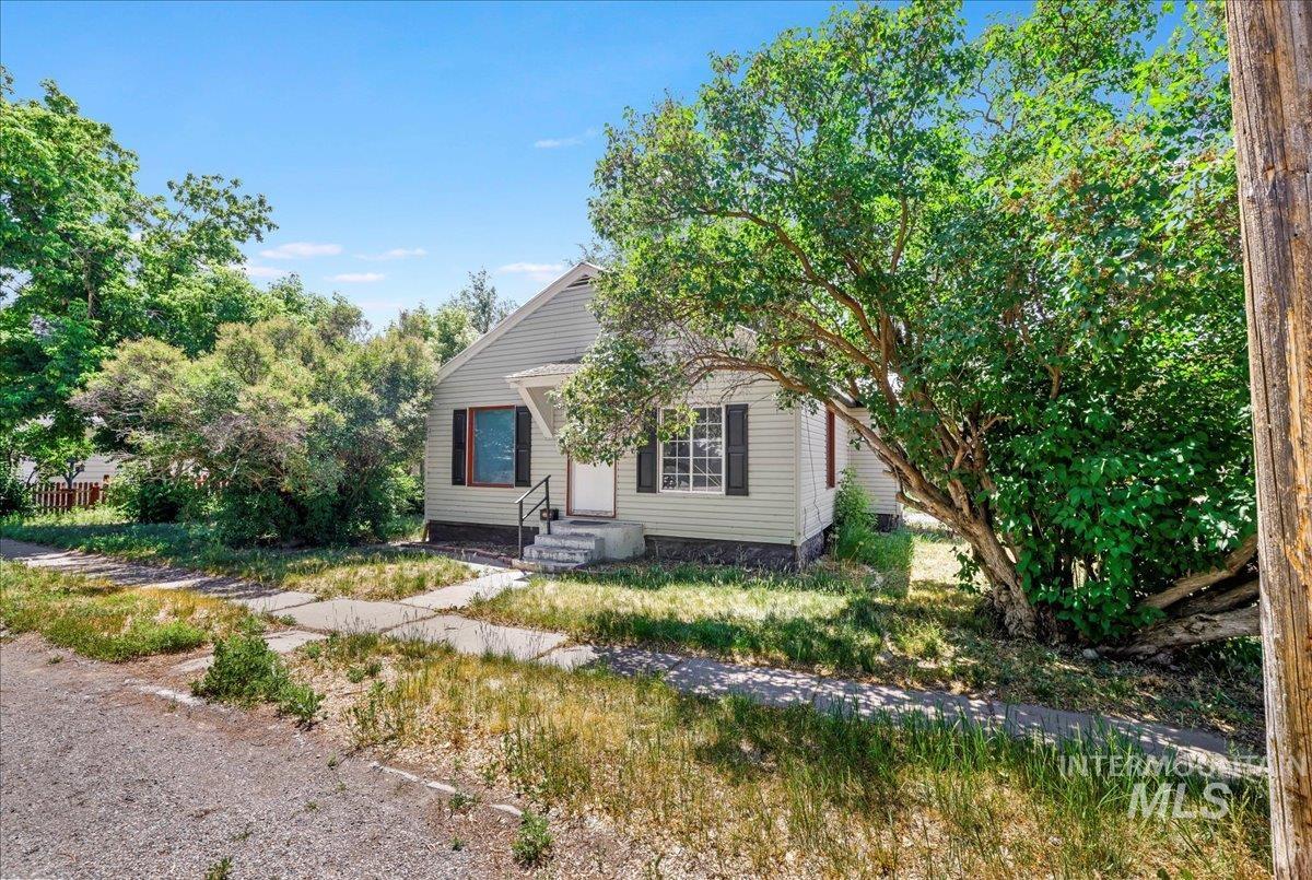 202 E 2nd St, Shoshone, Idaho 83352, 3 Bedrooms, 1 Bathroom, Residential Income For Sale, Price $315,000, 98951573