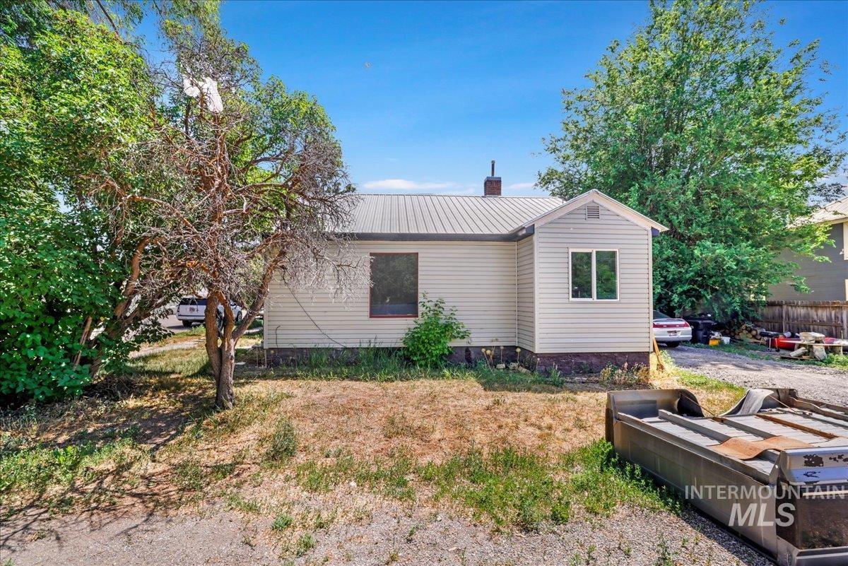 202 E 2nd St, Shoshone, Idaho 83352, 3 Bedrooms, 1 Bathroom, Residential Income For Sale, Price $315,000, 98951573