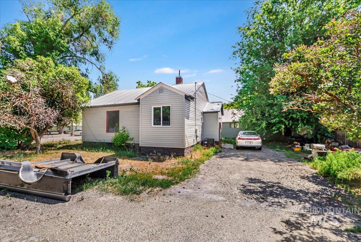 202 E 2nd St, Shoshone, Idaho 83352, 3 Bedrooms, 1 Bathroom, Residential Income For Sale, Price $315,000, 98951573