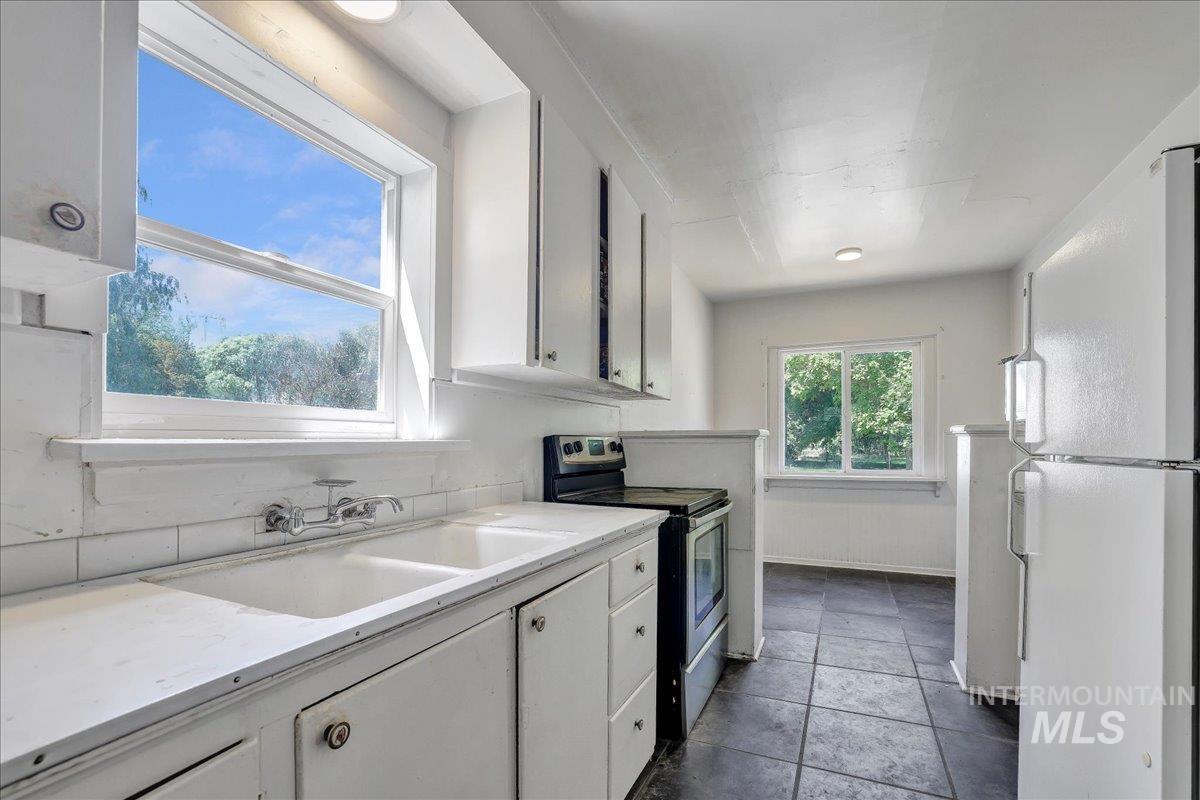 202 E 2nd St, Shoshone, Idaho 83352, 3 Bedrooms, 1 Bathroom, Residential Income For Sale, Price $315,000, 98951573