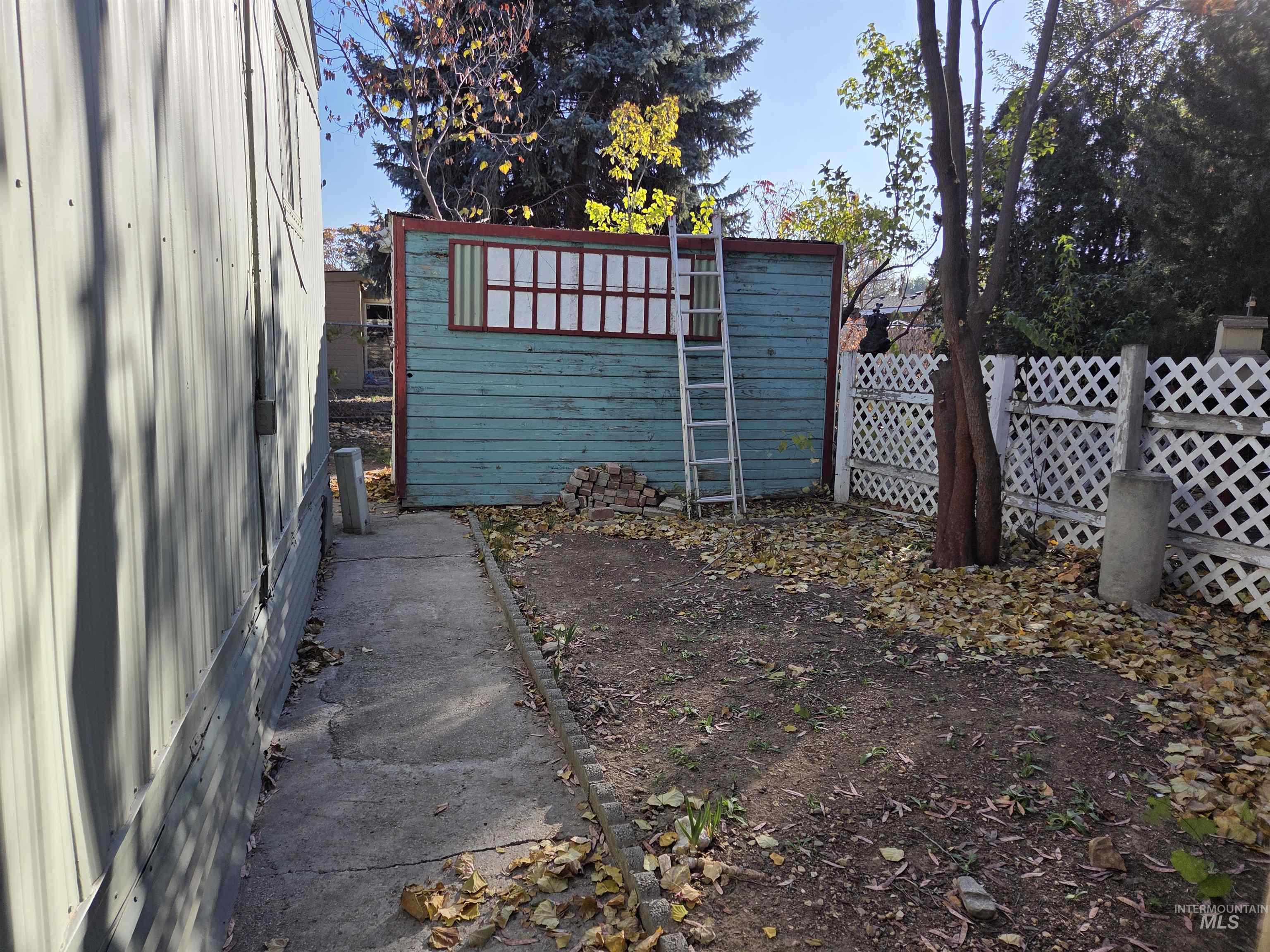 View of yard with an outbuilding