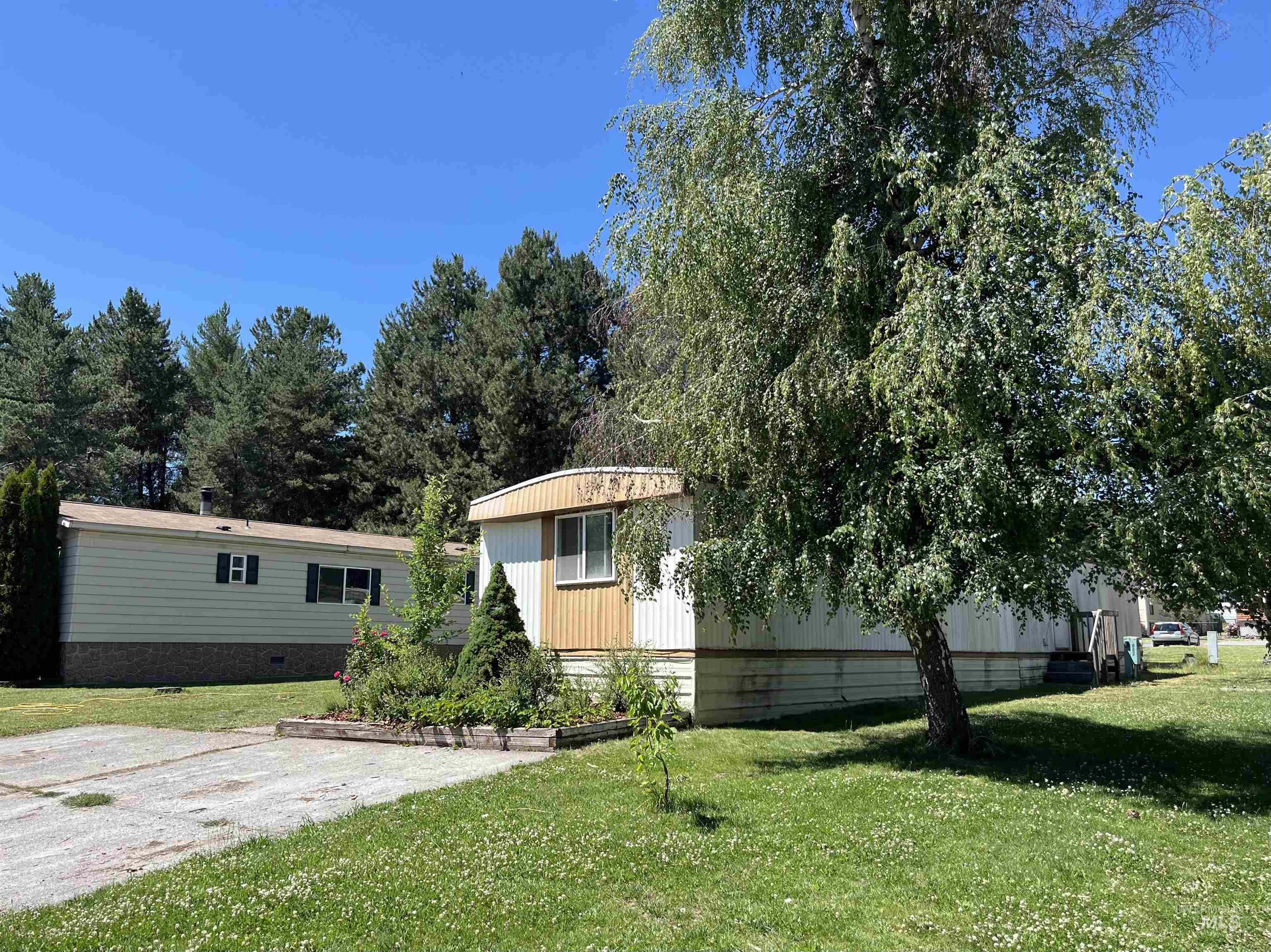 Manufactured / mobile home with a front yard