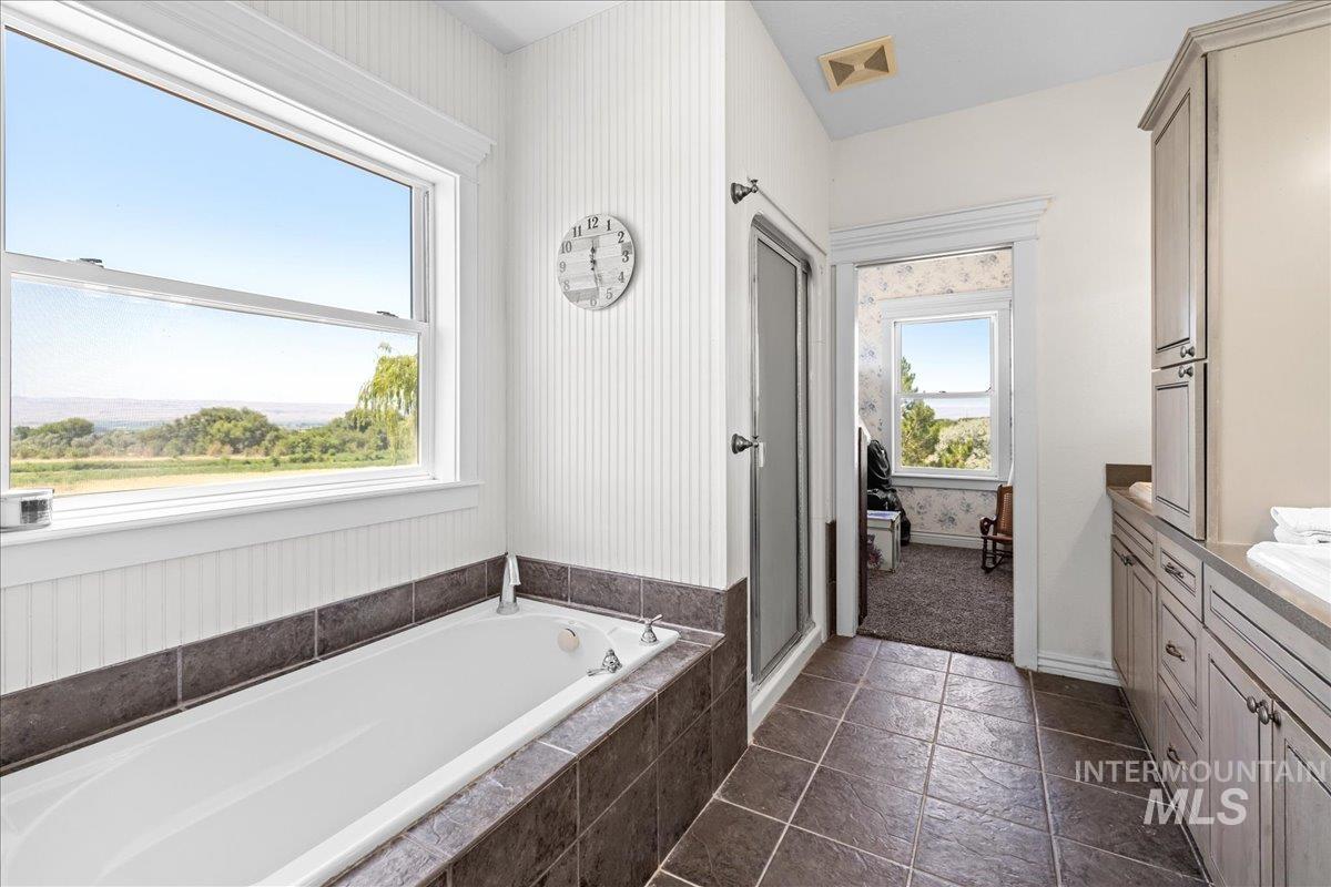 20169 Hoskins Rd, Caldwell, Idaho 83607, 4 Bedrooms, 3.5 Bathrooms, Residential For Sale, Price $1,140,000,MLS 98954238