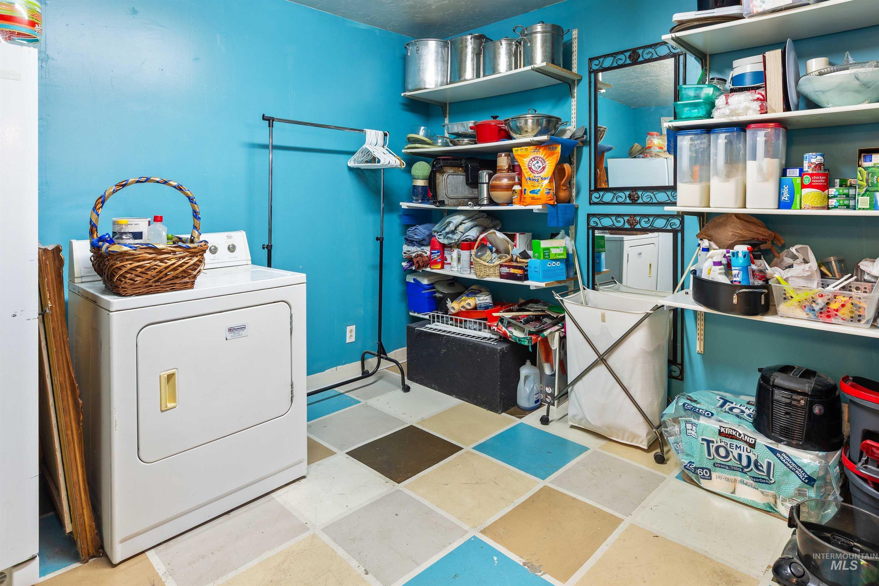 Laundry room with washer / dryer and tile patterned floors