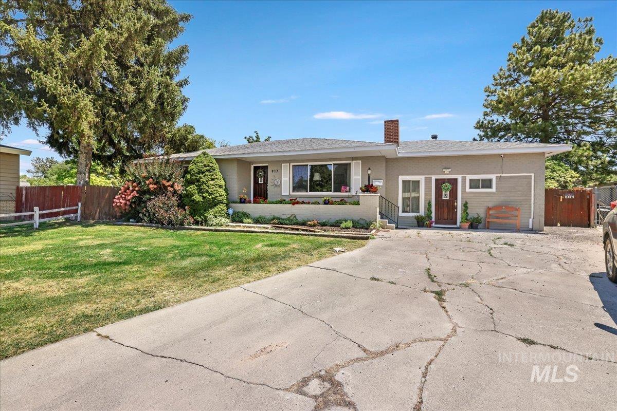 917 Del Mar Circle, Twin Falls, Idaho 83301, 4 Bedrooms, 2.5 Bathrooms, Residential For Sale, Price $350,000,MLS 98954378