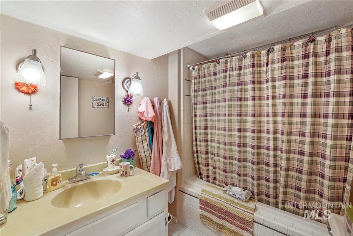 917 Del Mar Circle, Twin Falls, Idaho 83301, 4 Bedrooms, 2.5 Bathrooms, Residential For Sale, Price $350,000,MLS 98954378