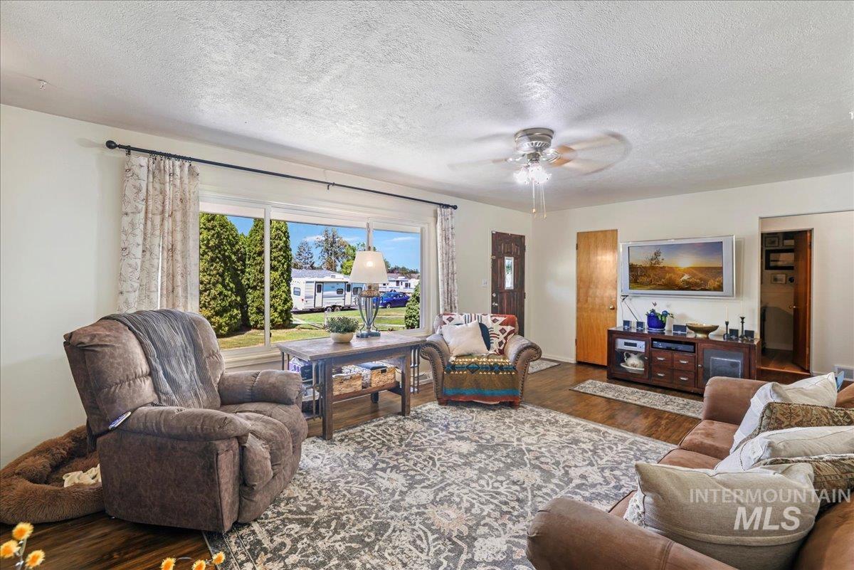 917 Del Mar Circle, Twin Falls, Idaho 83301, 4 Bedrooms, 2.5 Bathrooms, Residential For Sale, Price $350,000,MLS 98954378