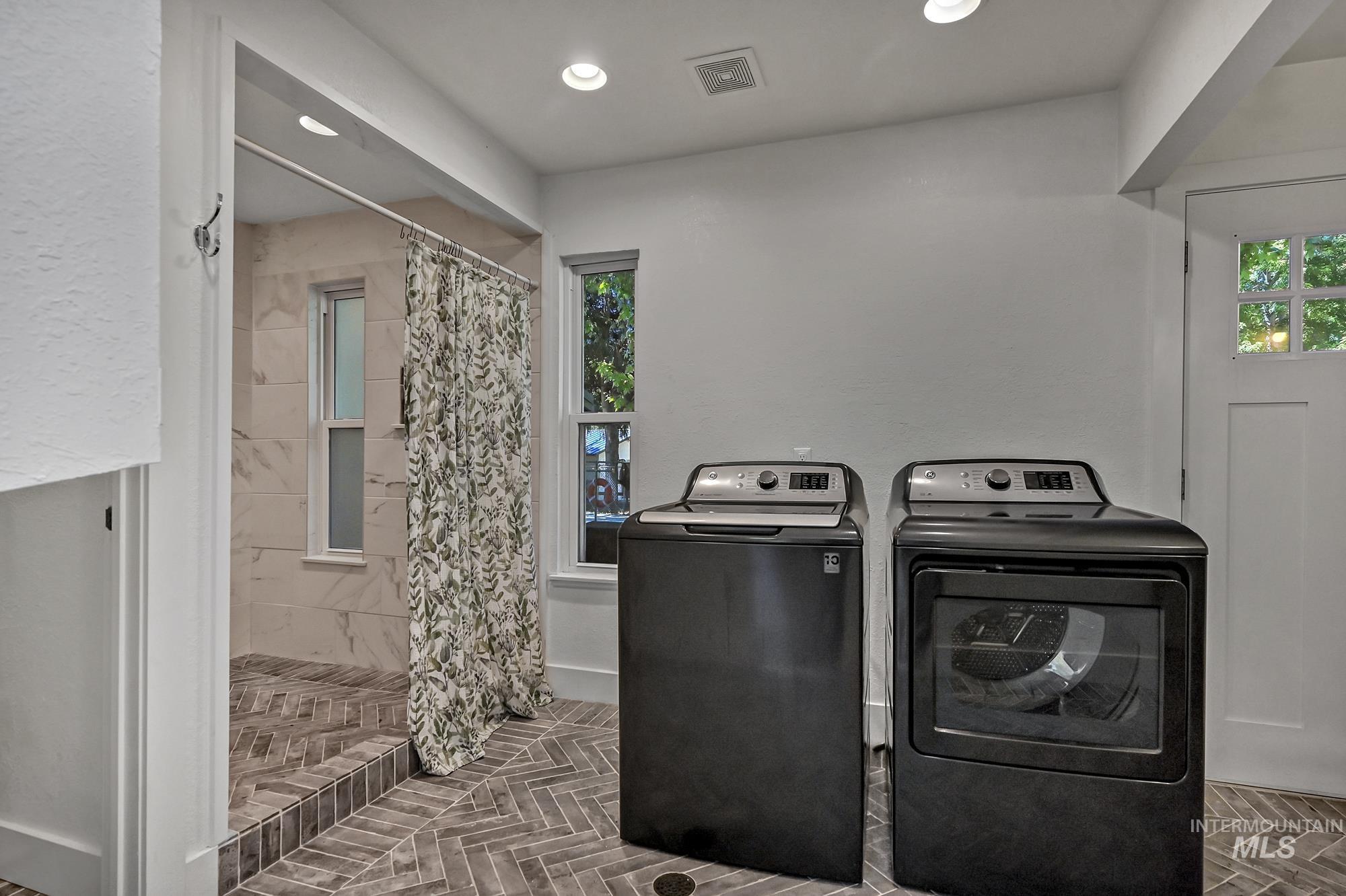 Bathroom/Shower on Main