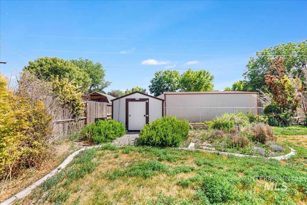 View of yard featuring a storage shed