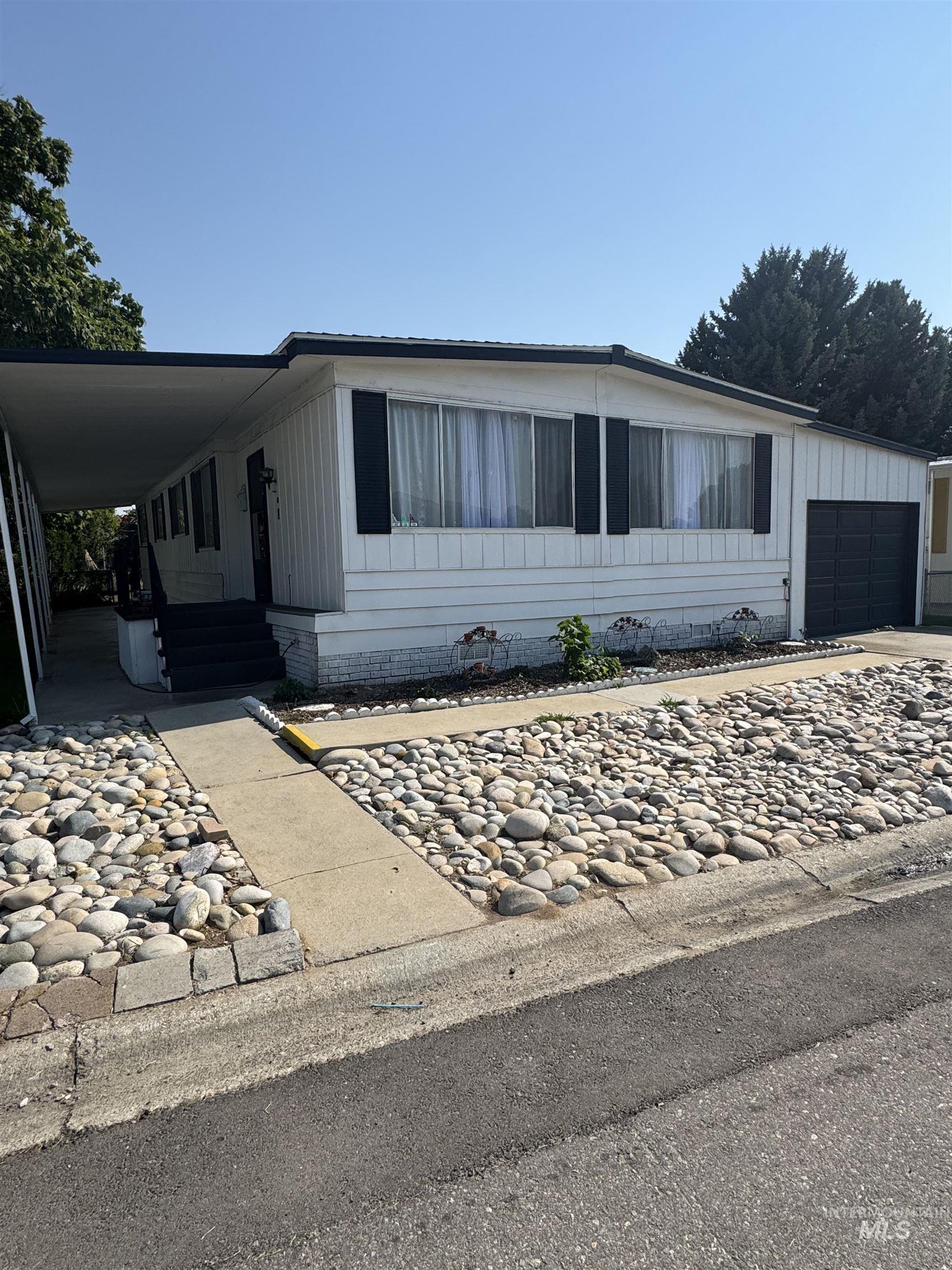 Manufactured / mobile home featuring a garage and crawl space