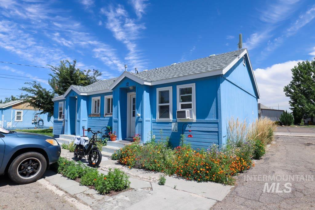 Bungalow featuring a shingled roof