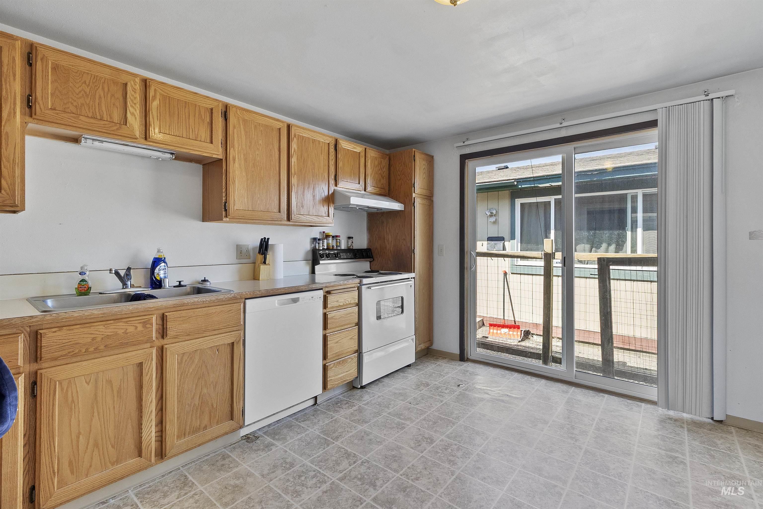 406/408 E E Street, Moscow, Idaho 83843, 2 Bedrooms, 1 Bathroom, Residential Income For Sale, Price $387,000, 98955547