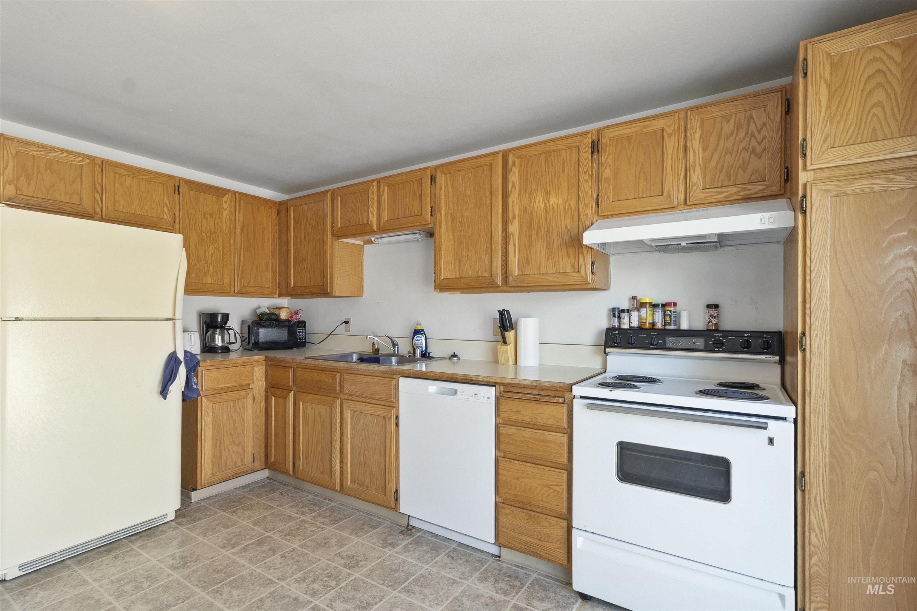 406/408 E E Street, Moscow, Idaho 83843, 2 Bedrooms, 1 Bathroom, Residential Income For Sale, Price $387,000, 98955547