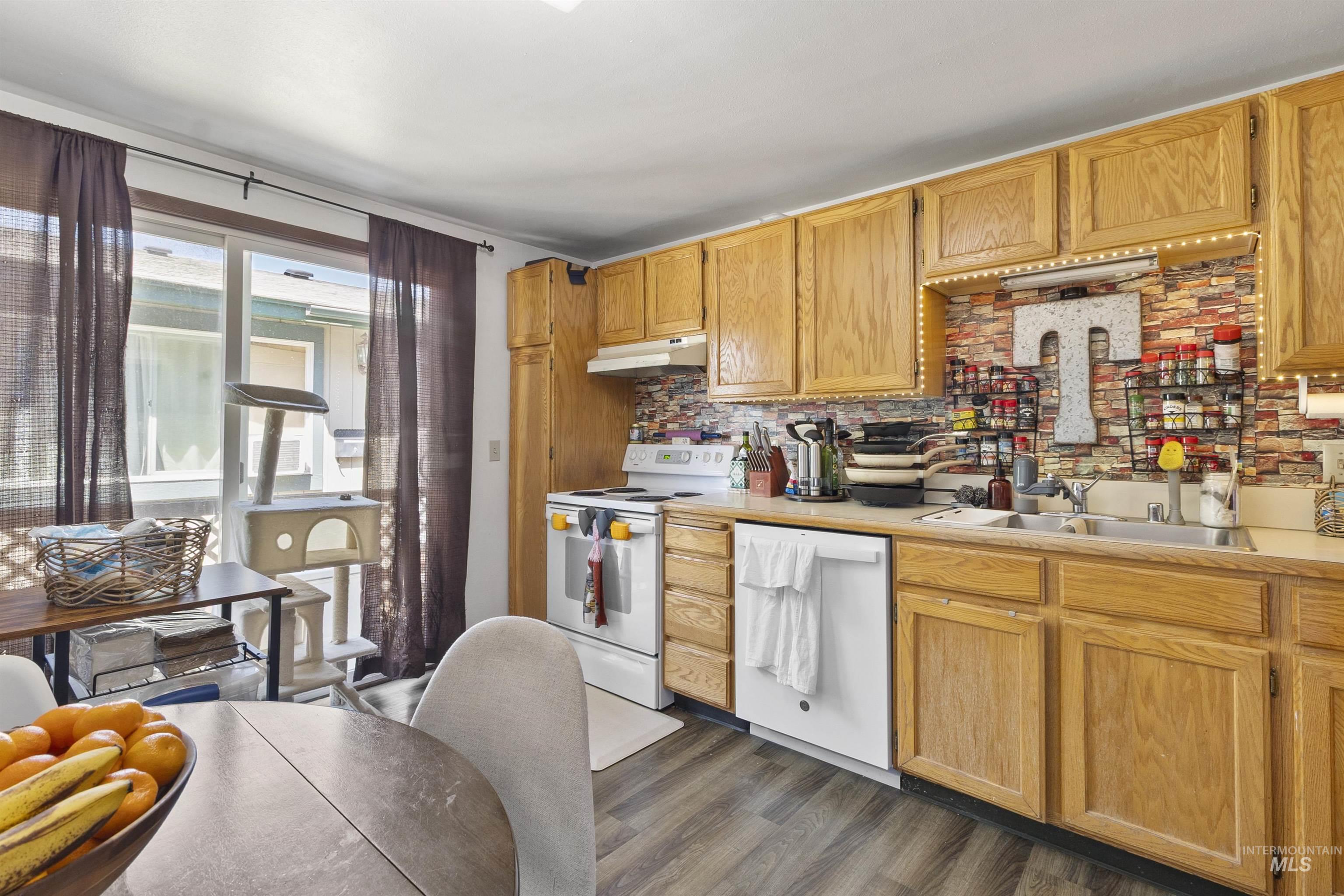 406/408 E E Street, Moscow, Idaho 83843, 2 Bedrooms, 1 Bathroom, Residential Income For Sale, Price $387,000, 98955547