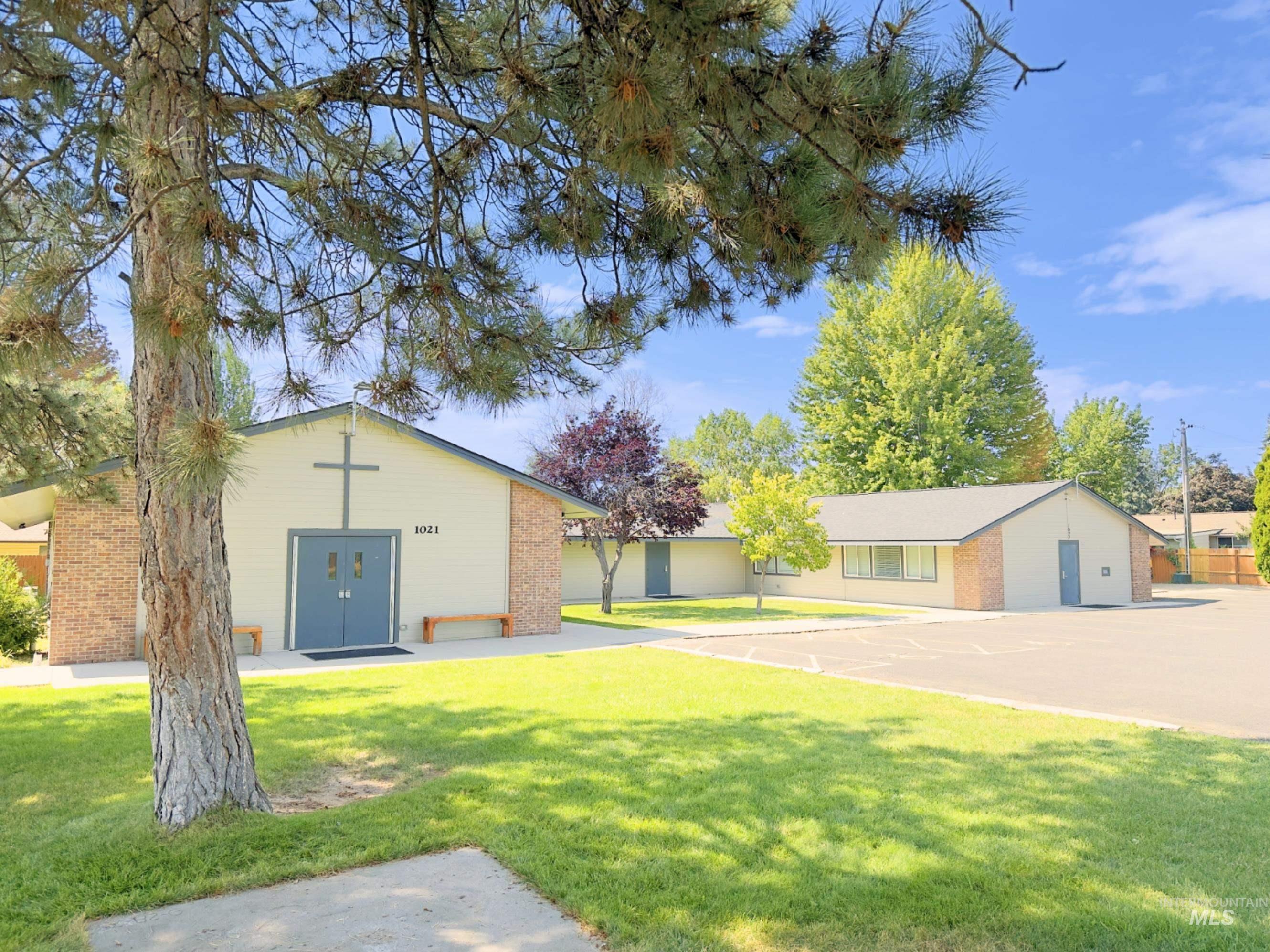 View of grassy yard