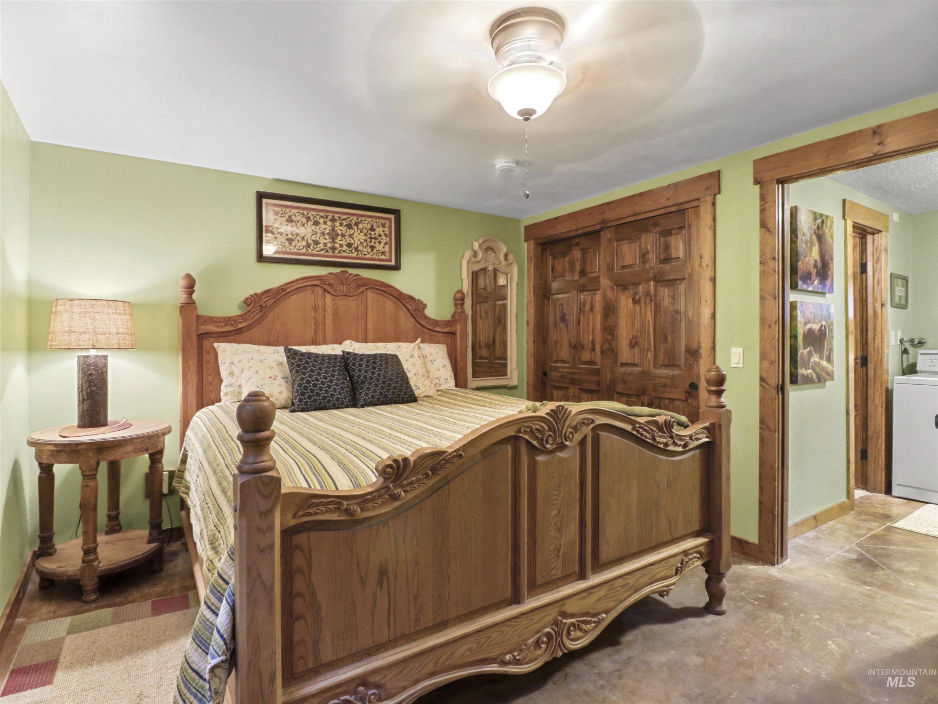 Bedroom w/ ceiling fan