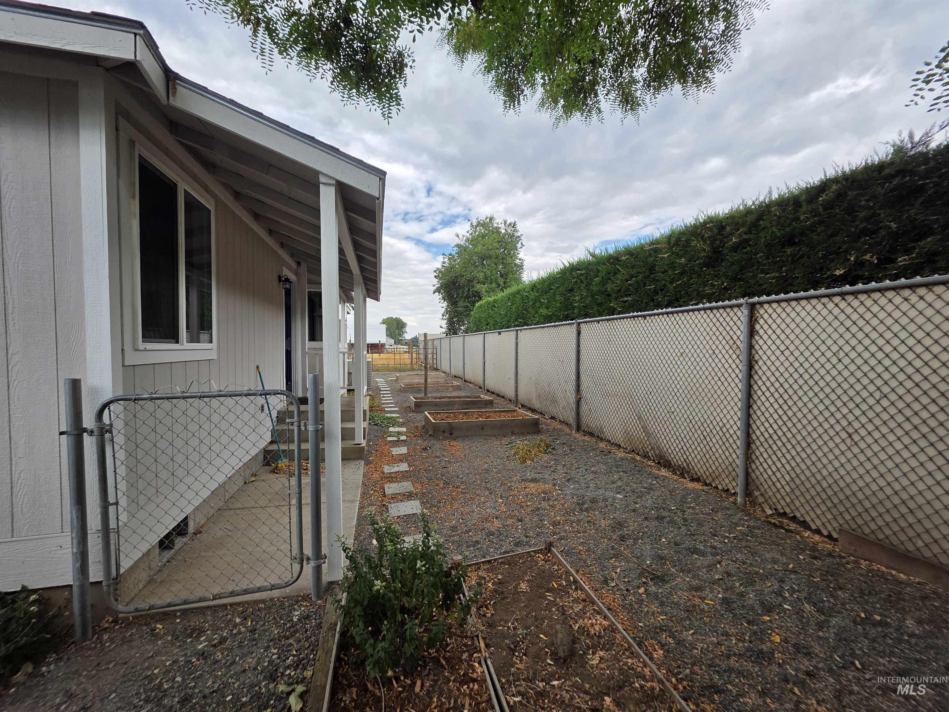 2465 19th St., Clarkston, Washington 99403, 3 Bedrooms, 1.5 Bathrooms, Residential Income For Sale, Price $399,000, 98956150