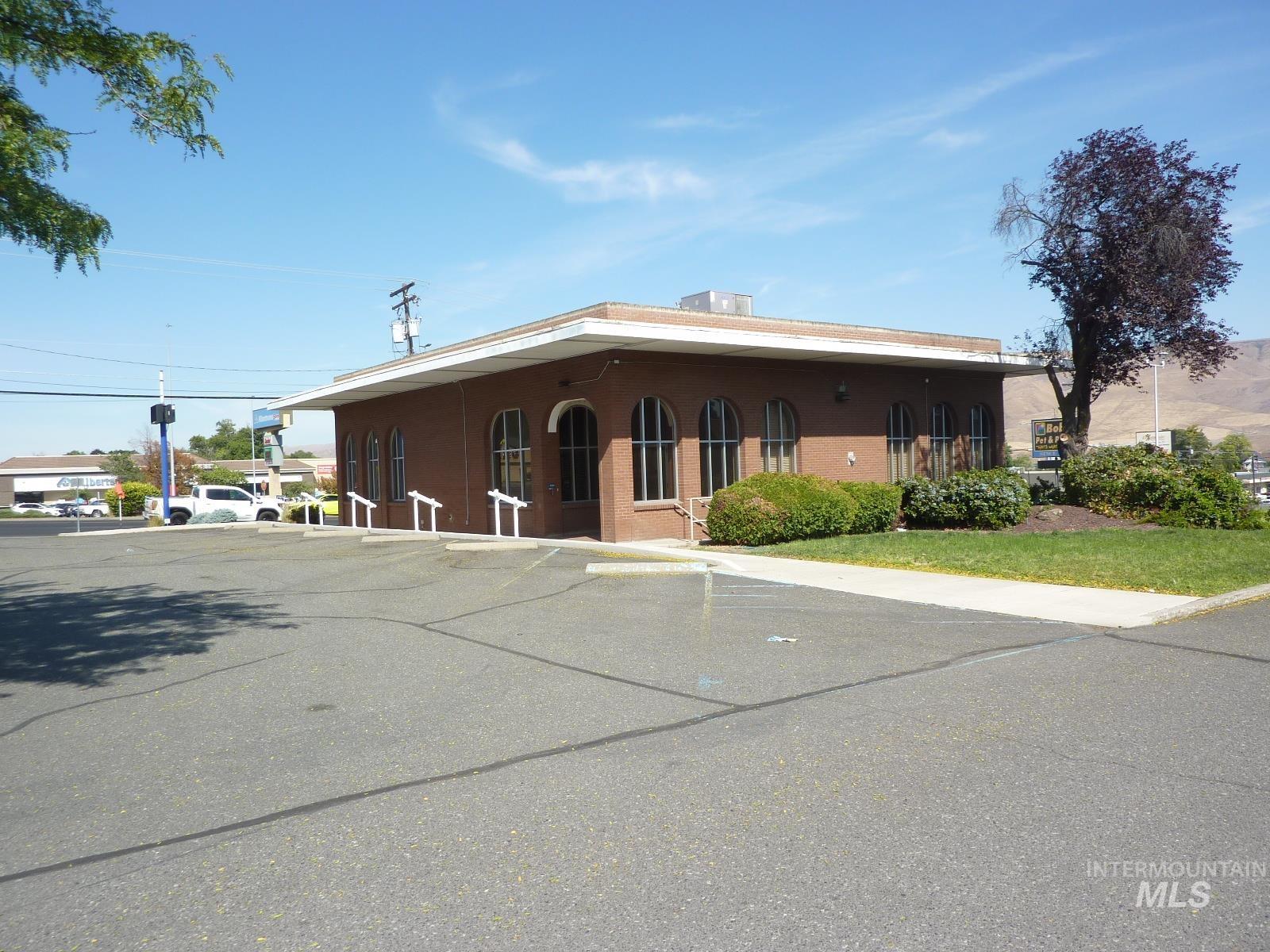 View of front of home with uncovered parking