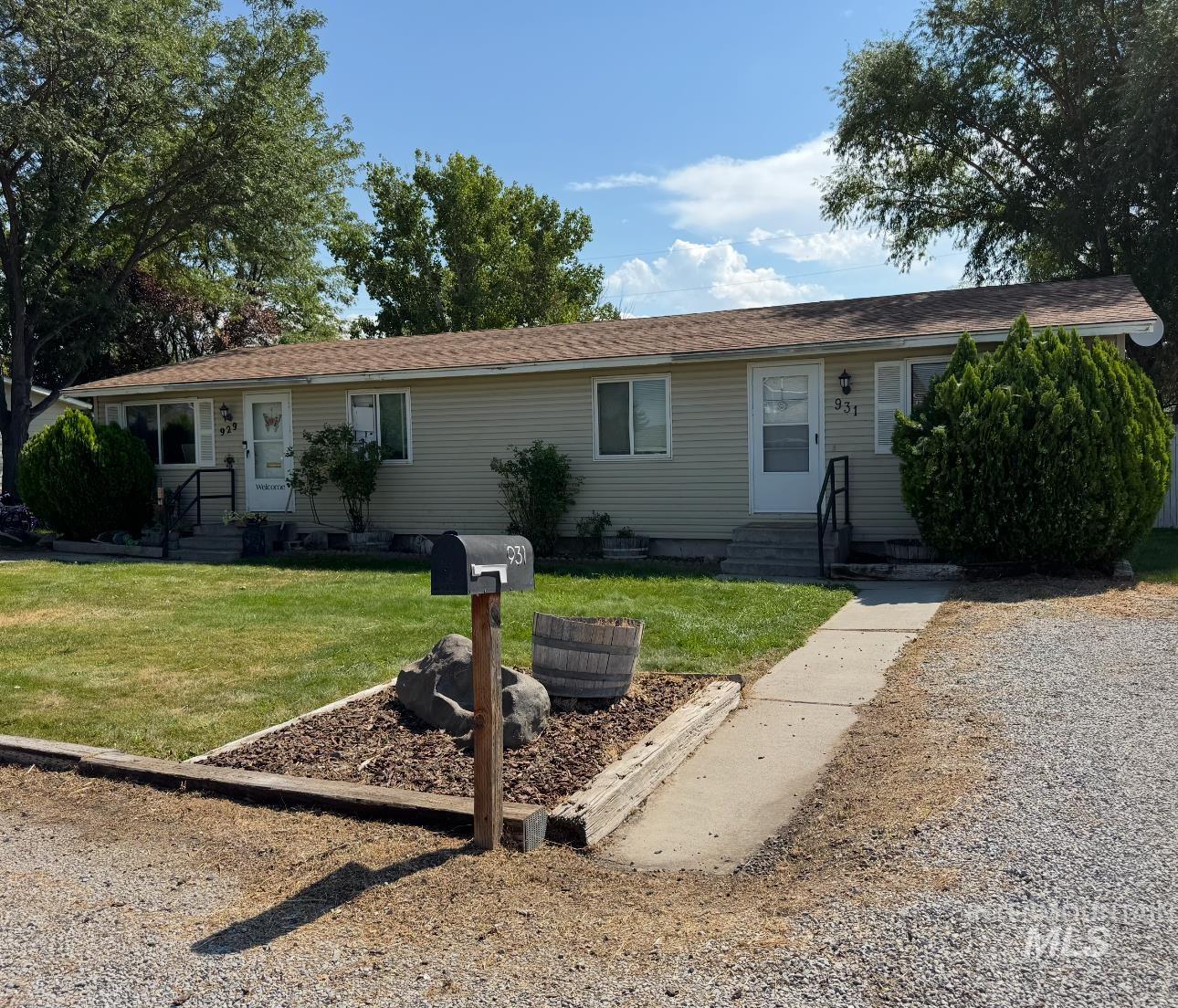 Ranch-style house with entry steps and a front yard