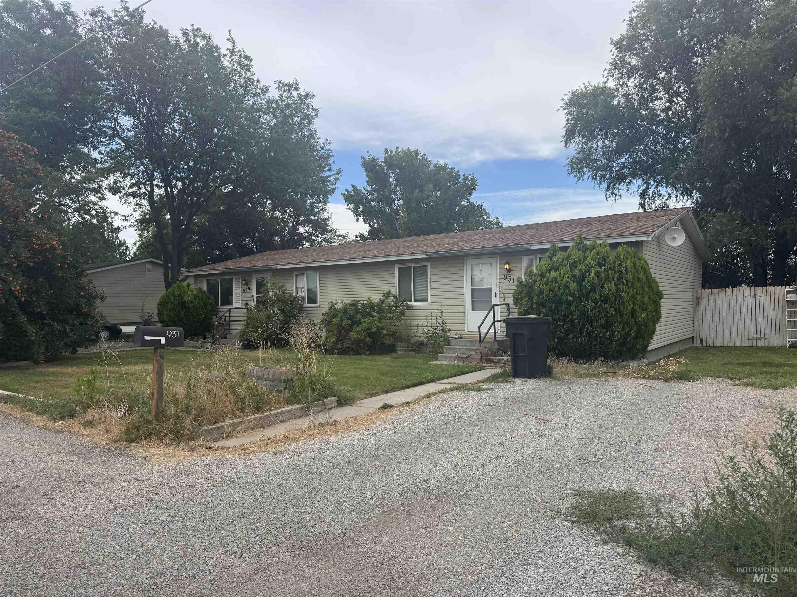 Ranch-style house with driveway and a front yard