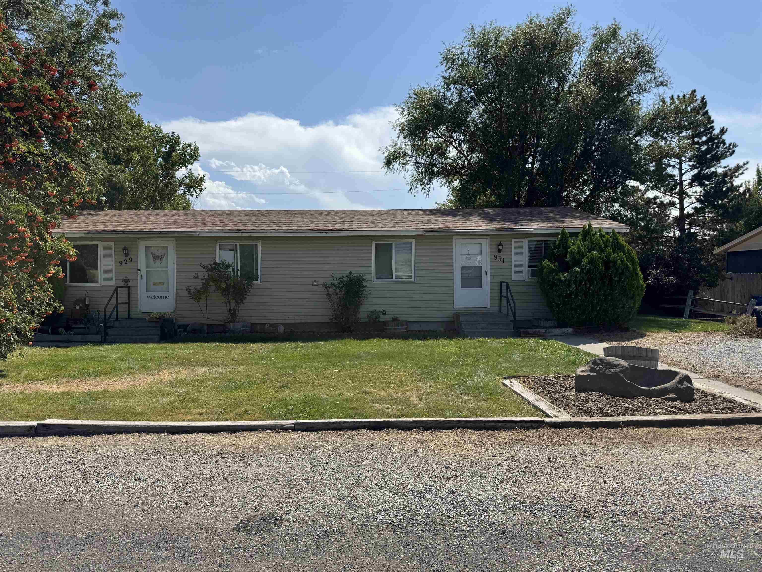 Ranch-style house with entry steps and a front lawn