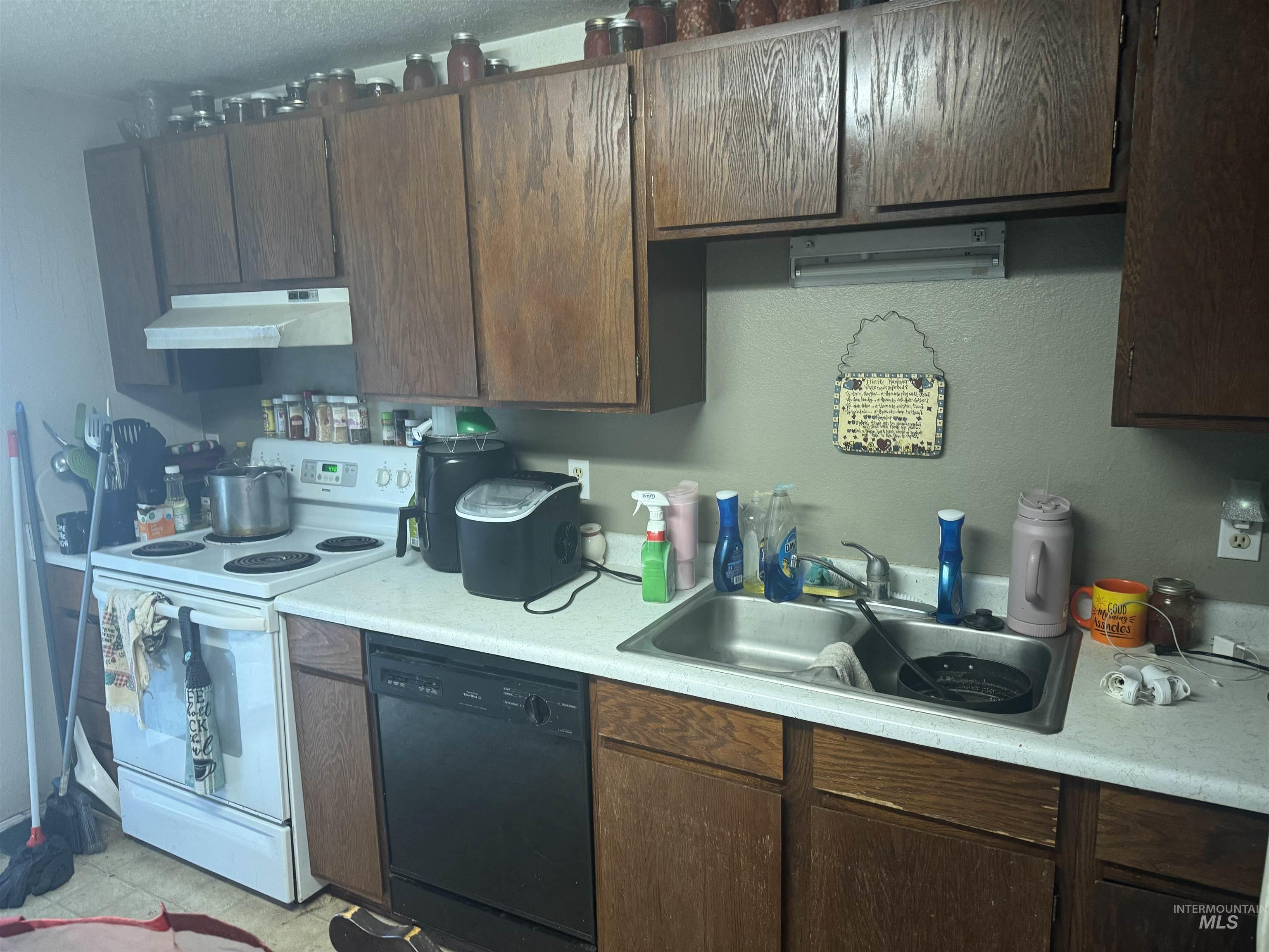 929 & 931 Craven Avenue, Buhl, Idaho 83316, 2 Bedrooms, 1 Bathroom, Residential Income For Sale, Price $309,000, 98956695