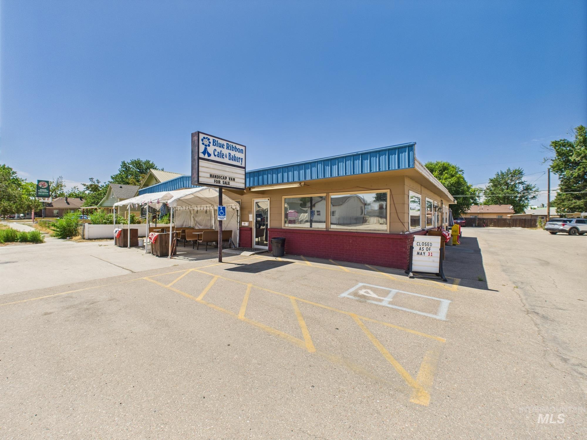 View of commercial location with uncovered parking