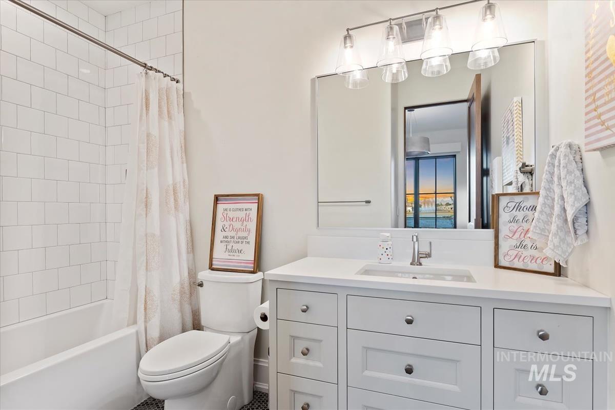 Bathroom with vanity and shower / tub combo