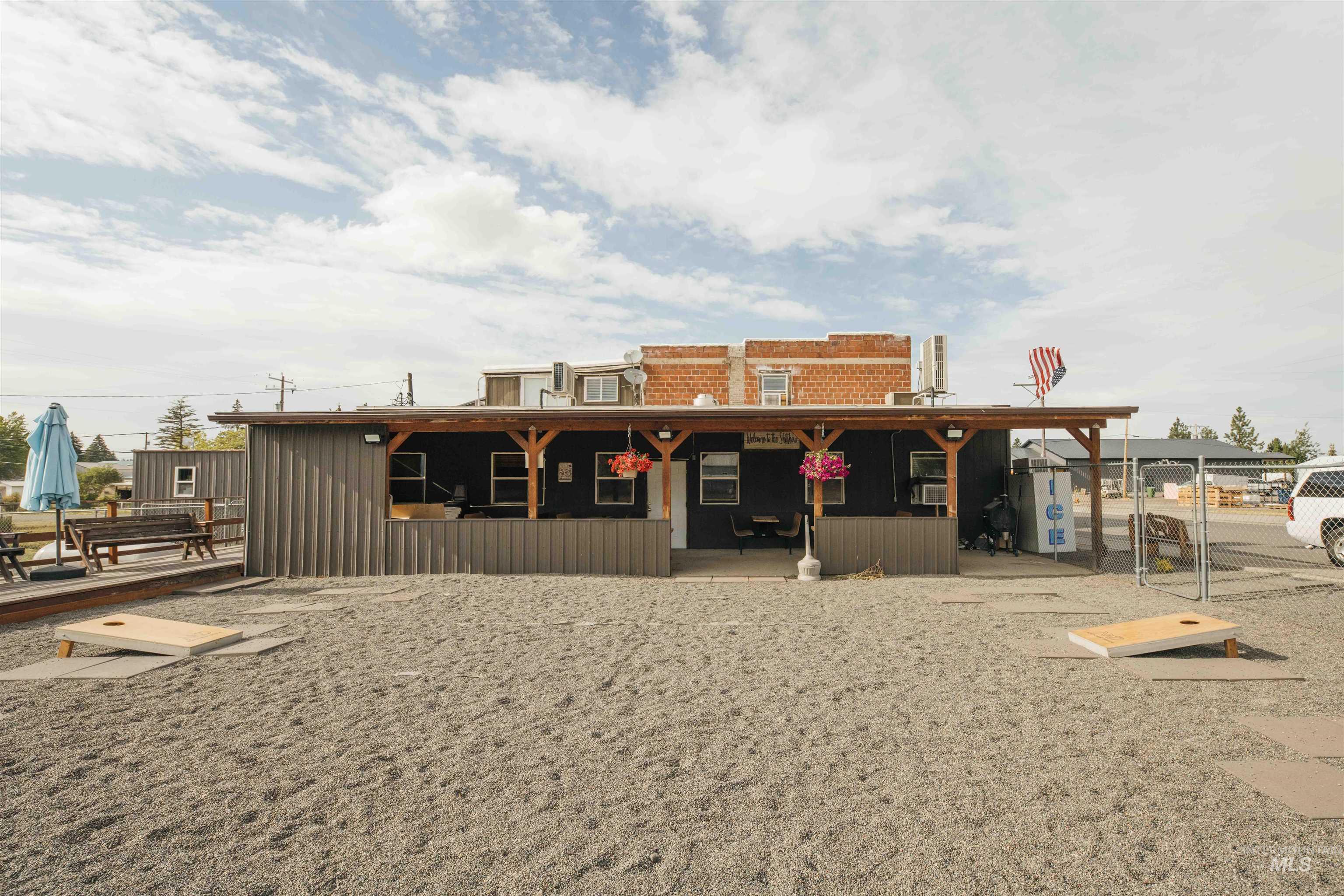 Fenced outdoor area, perfect to enjoy a burger or play cornhole
