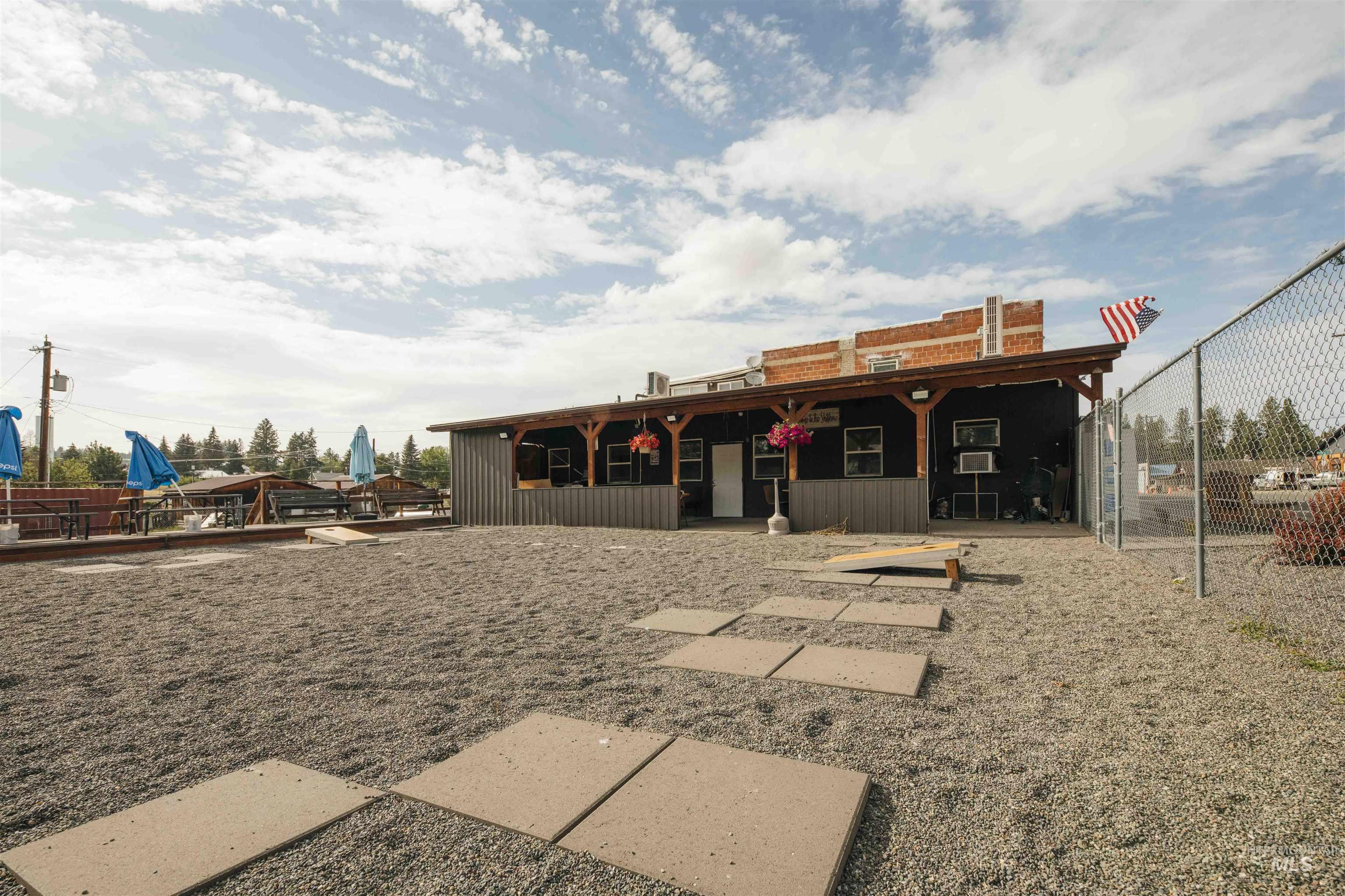 Great outdoor space for cornhole or gatherings