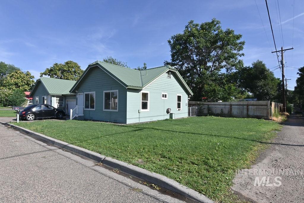 173 NW 7th Ave, Ontario, Oregon 97914, 2 Bedrooms, 1 Bathroom, Residential Income For Sale, Price $286,000, 98957626